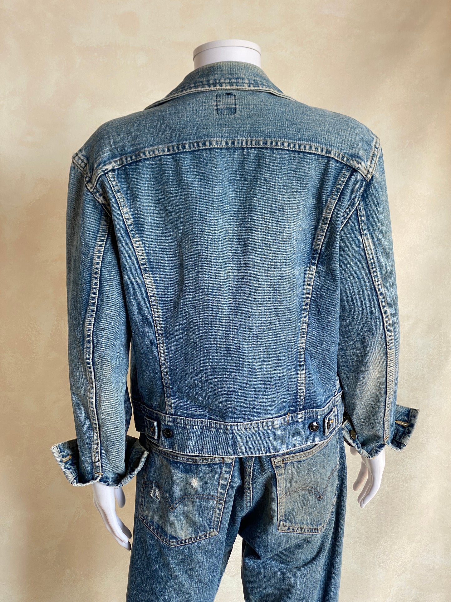 Size 38US / 48EU Vintage 80s Lee denim jacket Made in USA.