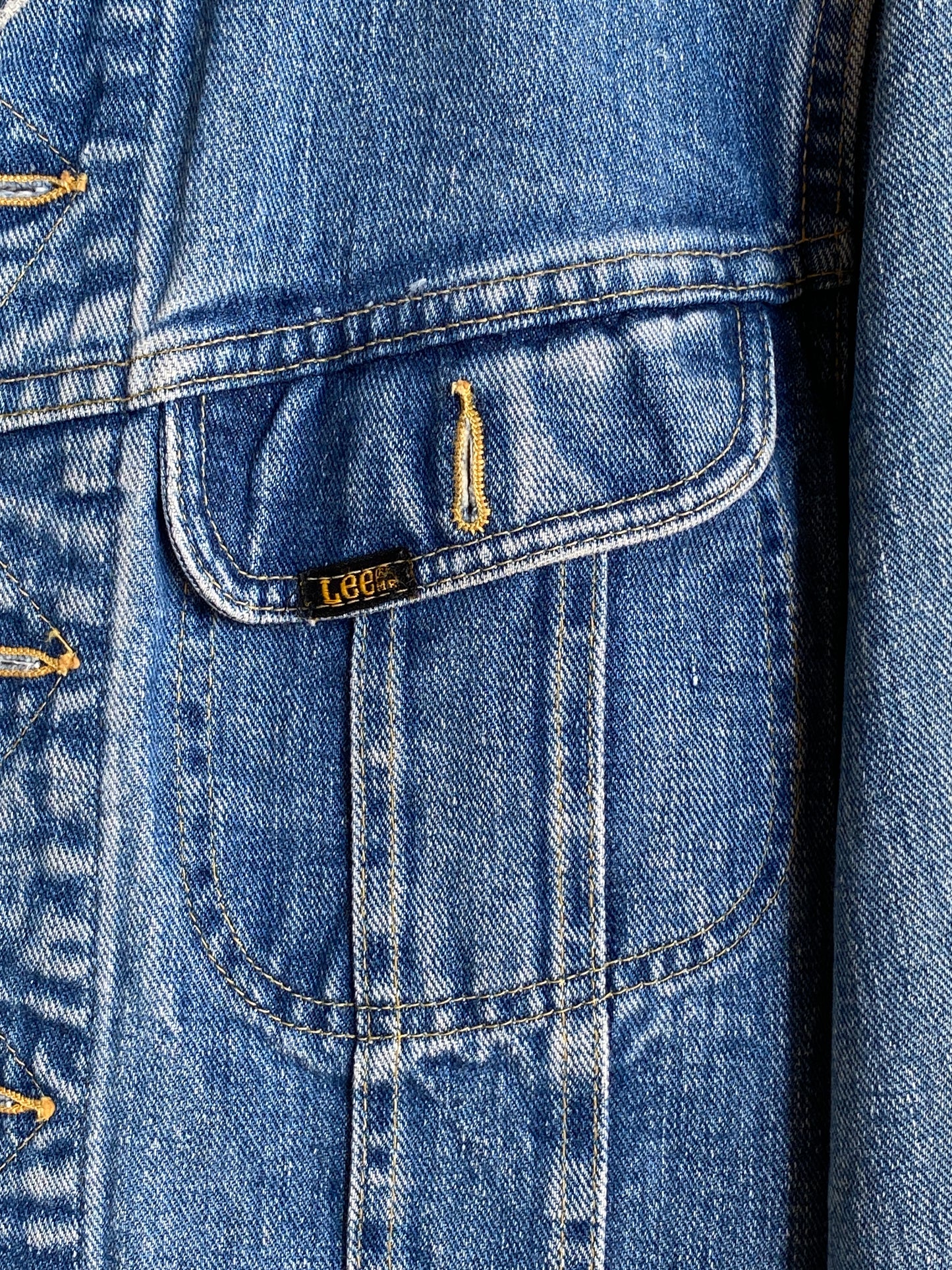 Size 38US / 48EU Vintage 80s Lee denim jacket Made in USA.