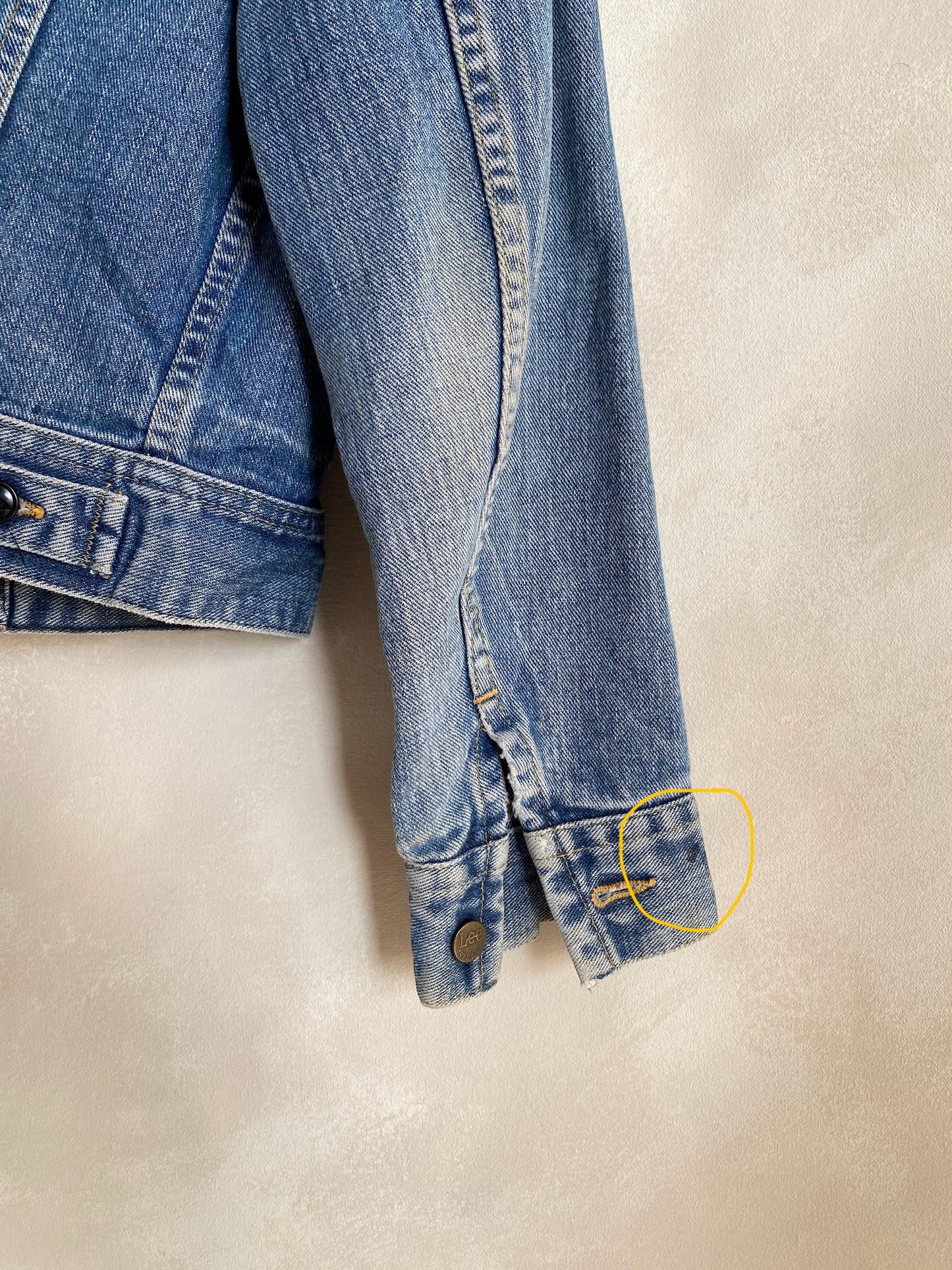 Size 38US / 48EU Vintage 80s Lee denim jacket Made in USA.