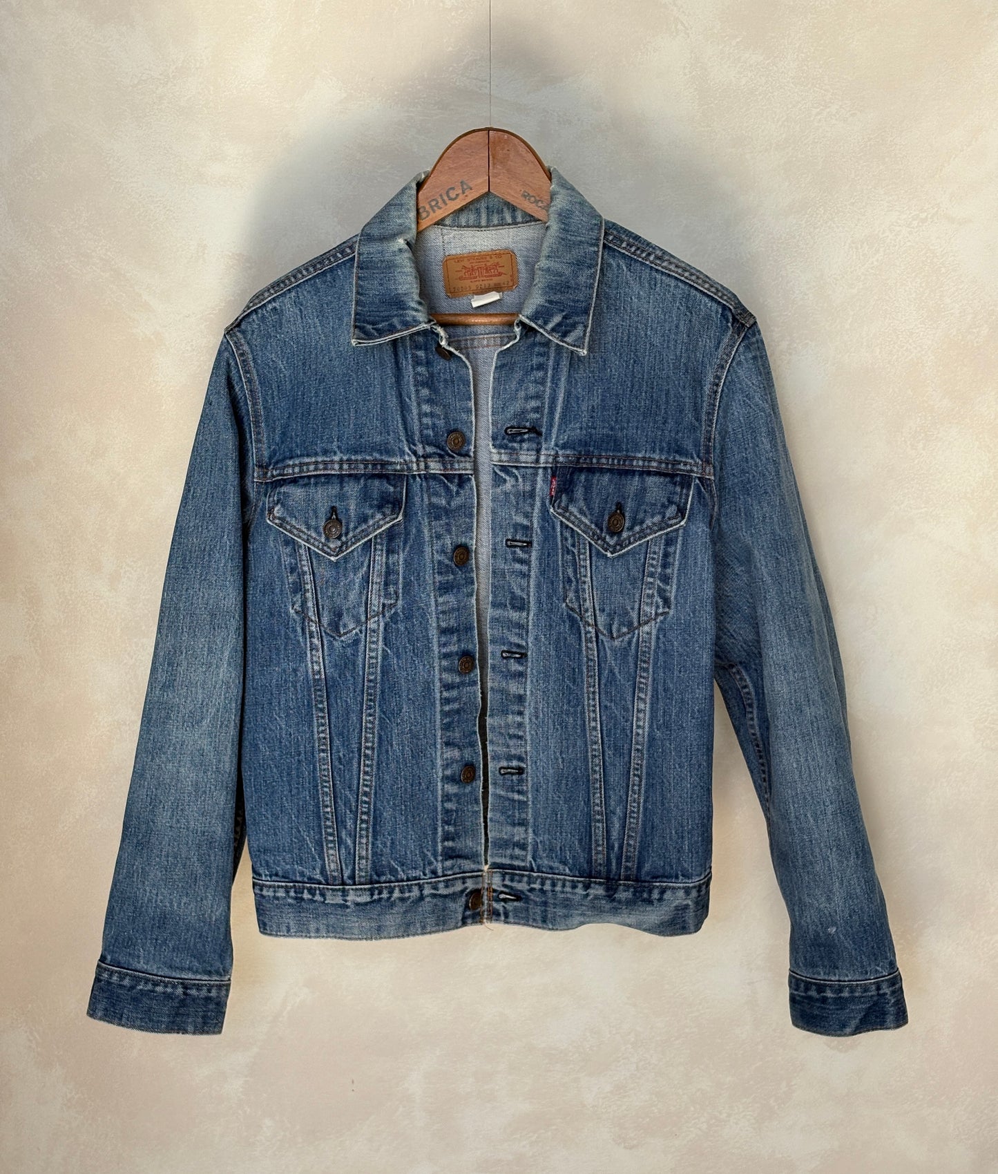 Size 42US / 52EU. Vintage 70s 2 pocket Levi’s Denim Jacket 70505 – Double Stitch, Made in USA