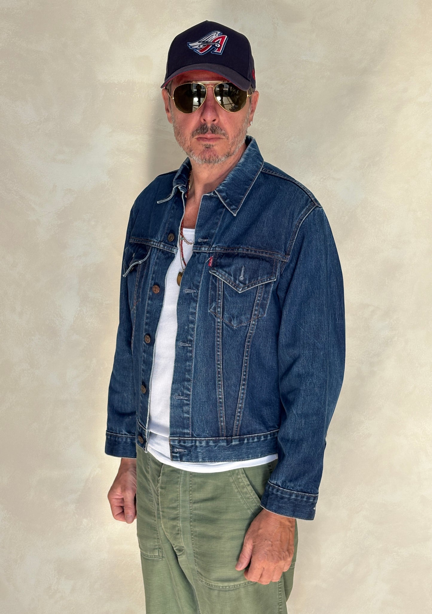 Size 40US / 50EU. Vintage Early 70s 2 pocket Levi’s Denim Jacket 70505 – Single Stitch, Made in MACAU