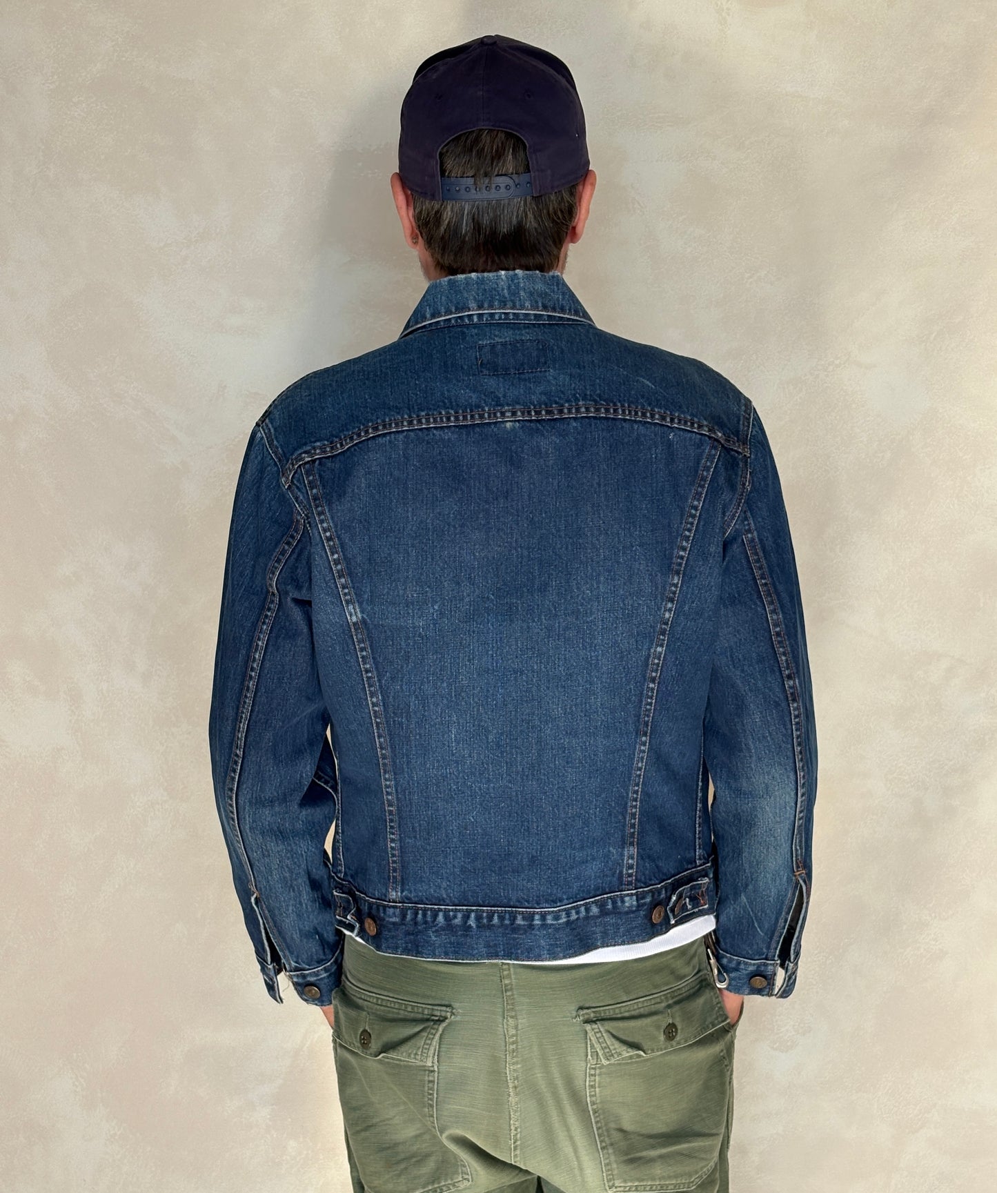 Size 40US / 50EU. Vintage Early 70s 2 pocket Levi’s Denim Jacket 70505 – Single Stitch, Made in MACAU