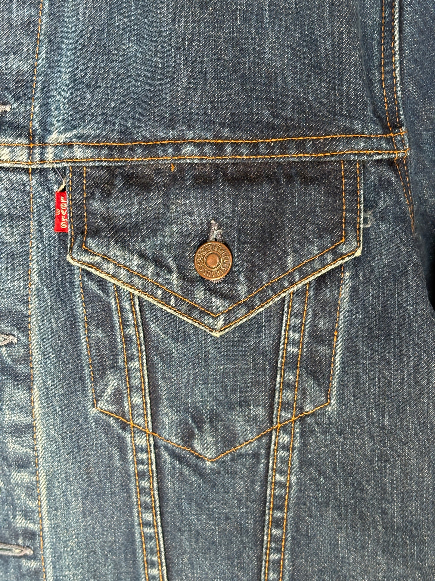 Size 40US / 50EU. Vintage Early 70s 2 pocket Levi’s Denim Jacket 70505 – Single Stitch, Made in MACAU