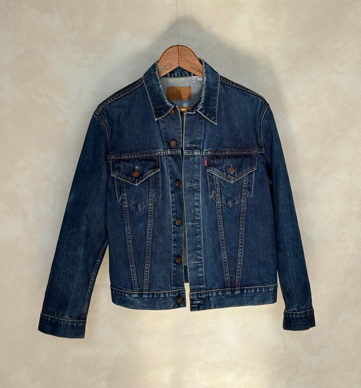 Size 40US / 50EU. Vintage Early 70s 2 pocket Levi’s Denim Jacket 70505 – Single Stitch, Made in MACAU