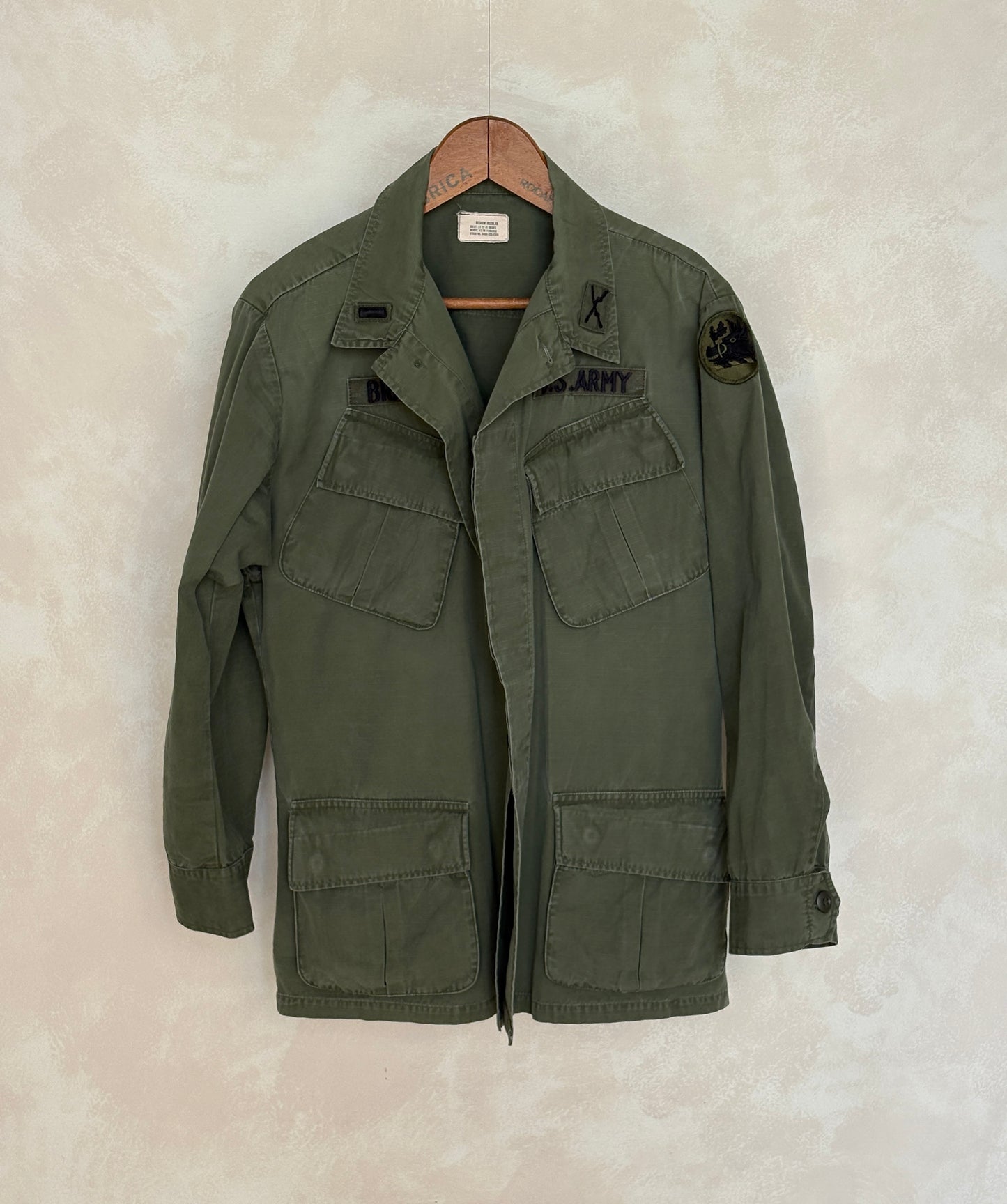 Medium Reg. Authentic 1968 US Army vintage Vietnam jungle jacket.