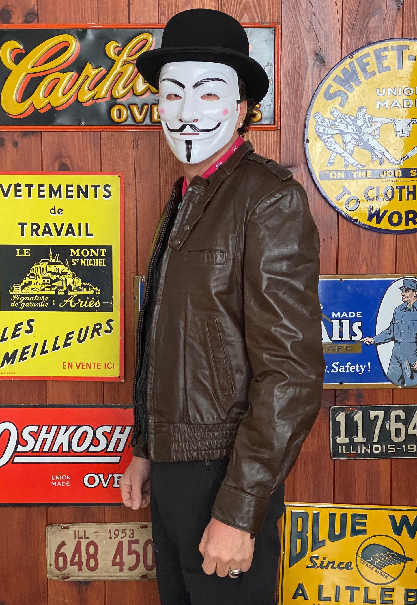 Vintage 70s leather jacket, size 42US (52 EU) - Retro style with quality craftsmanship.