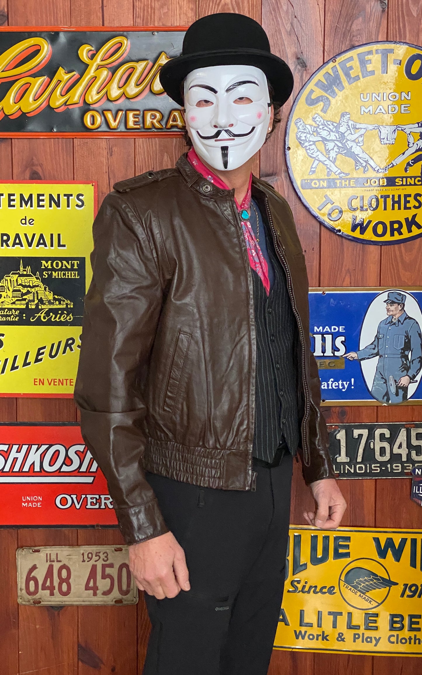 Vintage 70s leather jacket, size 42US (52 EU) - Retro style with quality craftsmanship.