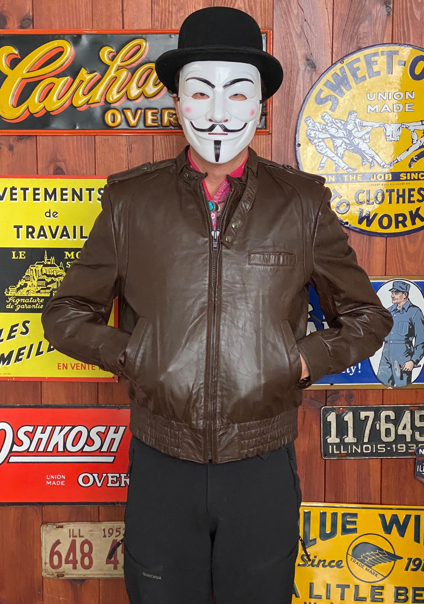 Vintage 70s leather jacket, size 42US (52 EU) - Retro style with quality craftsmanship.