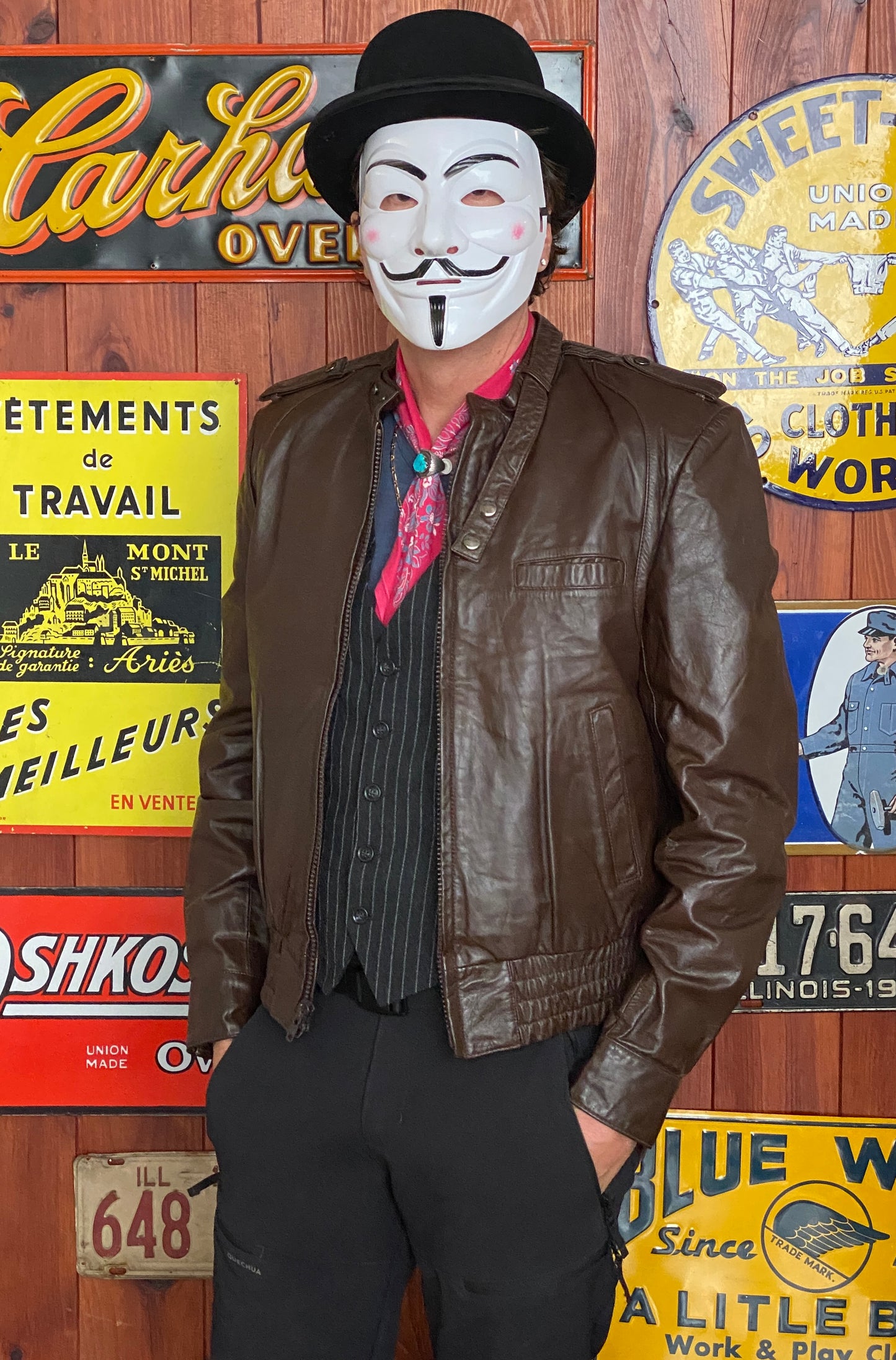 Vintage 70s leather jacket, size 42US (52 EU) - Retro style with quality craftsmanship.