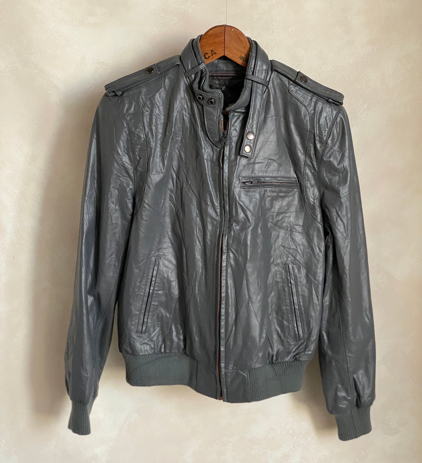 Size 38 US (48 EU) Vintage 80s leather jacket with removable lining