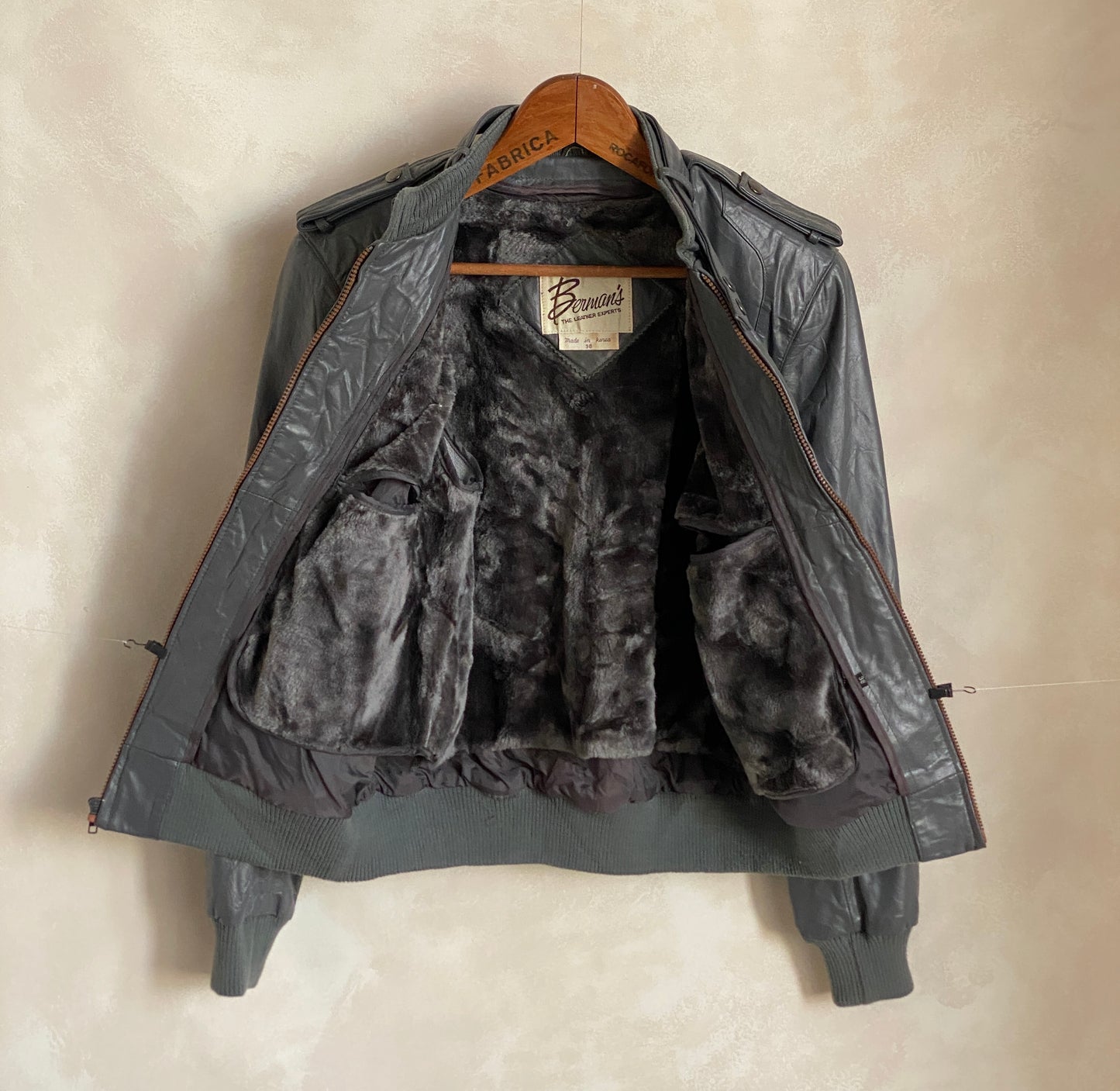 Size 38 US (48 EU) Vintage 80s leather jacket with removable lining