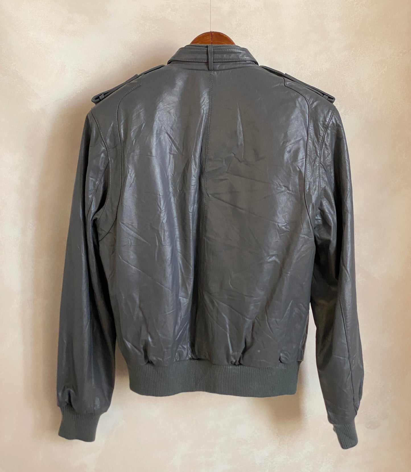 Size 38 US (48 EU) Vintage 80s leather jacket with removable lining