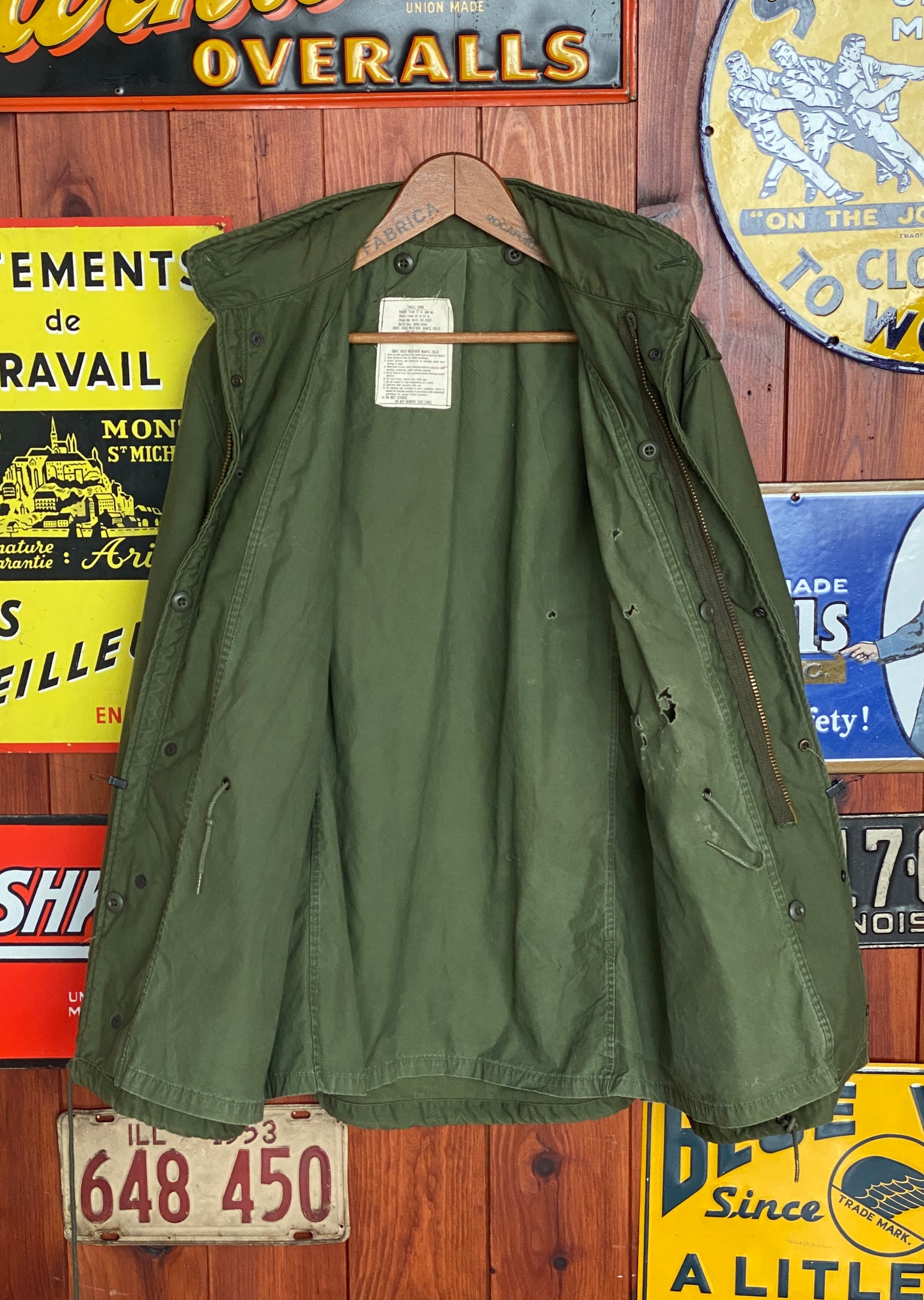 Small. Authentic 1972 Vietnam war era Vintage US Army M-65 OG-107 jacket. Military