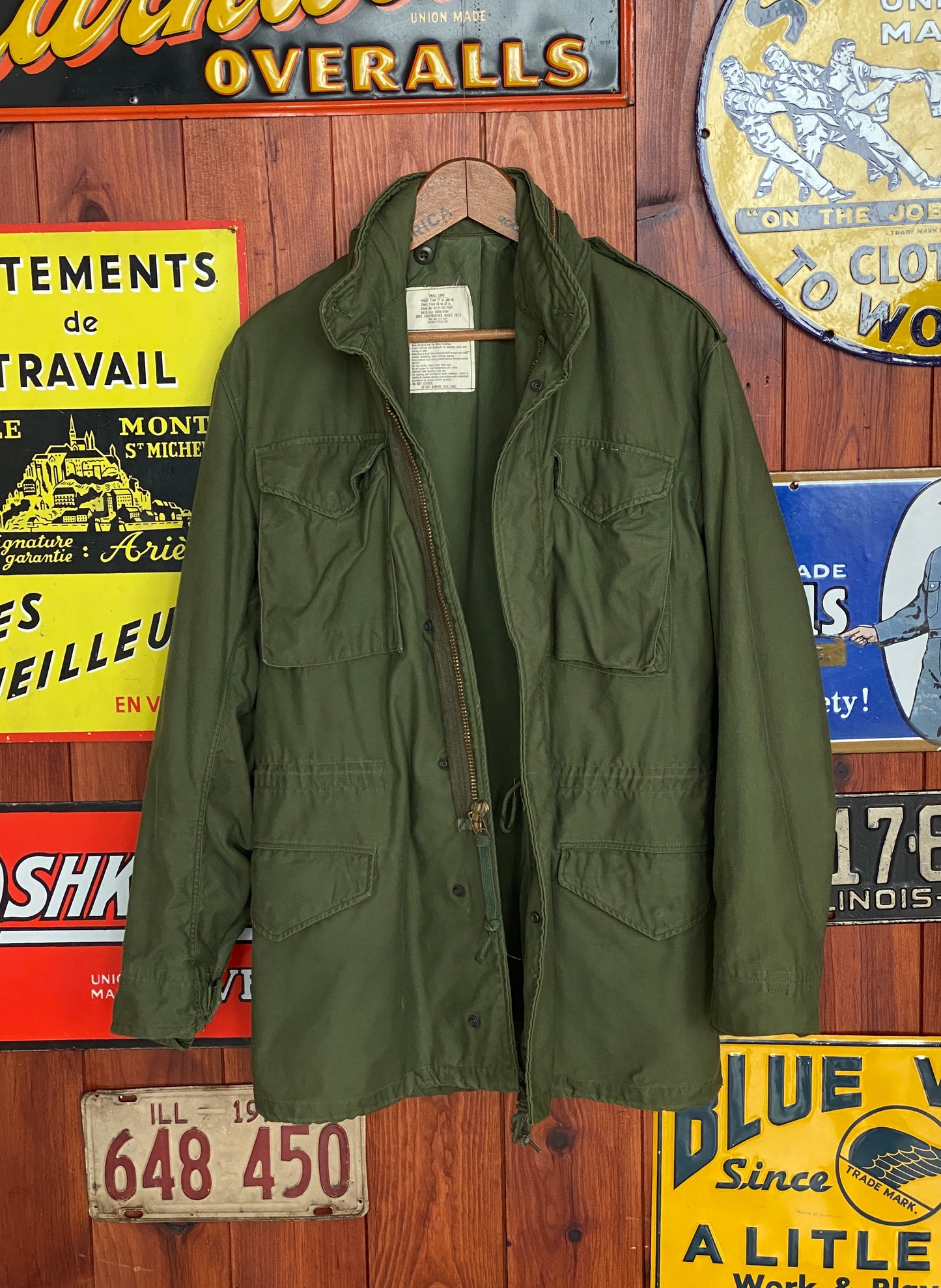 Small. Authentic 1972 Vietnam war era Vintage US Army M-65 OG-107 jacket. Military
