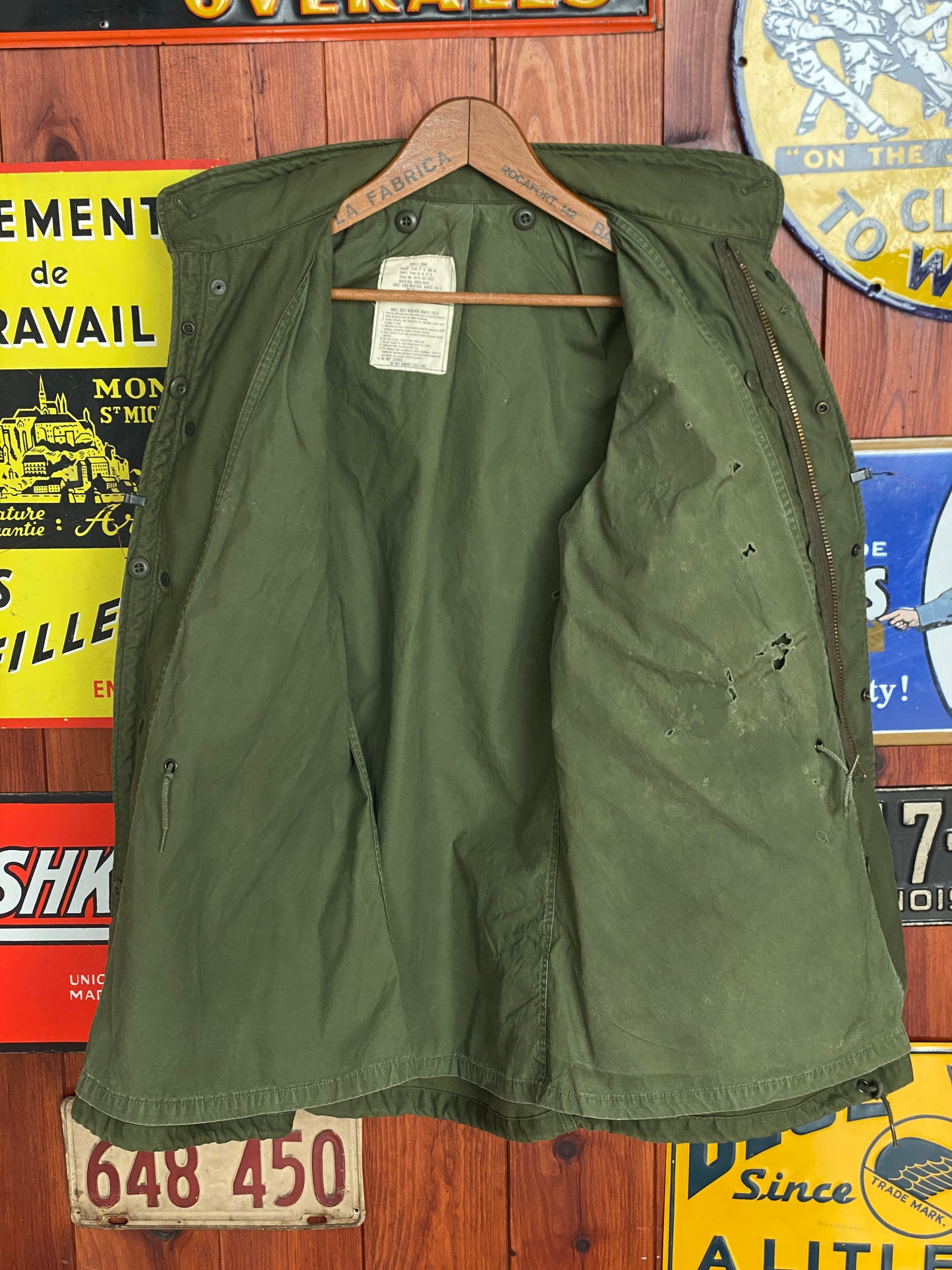 Small. Authentic 1972 Vietnam war era Vintage US Army M-65 OG-107 jacket. Military