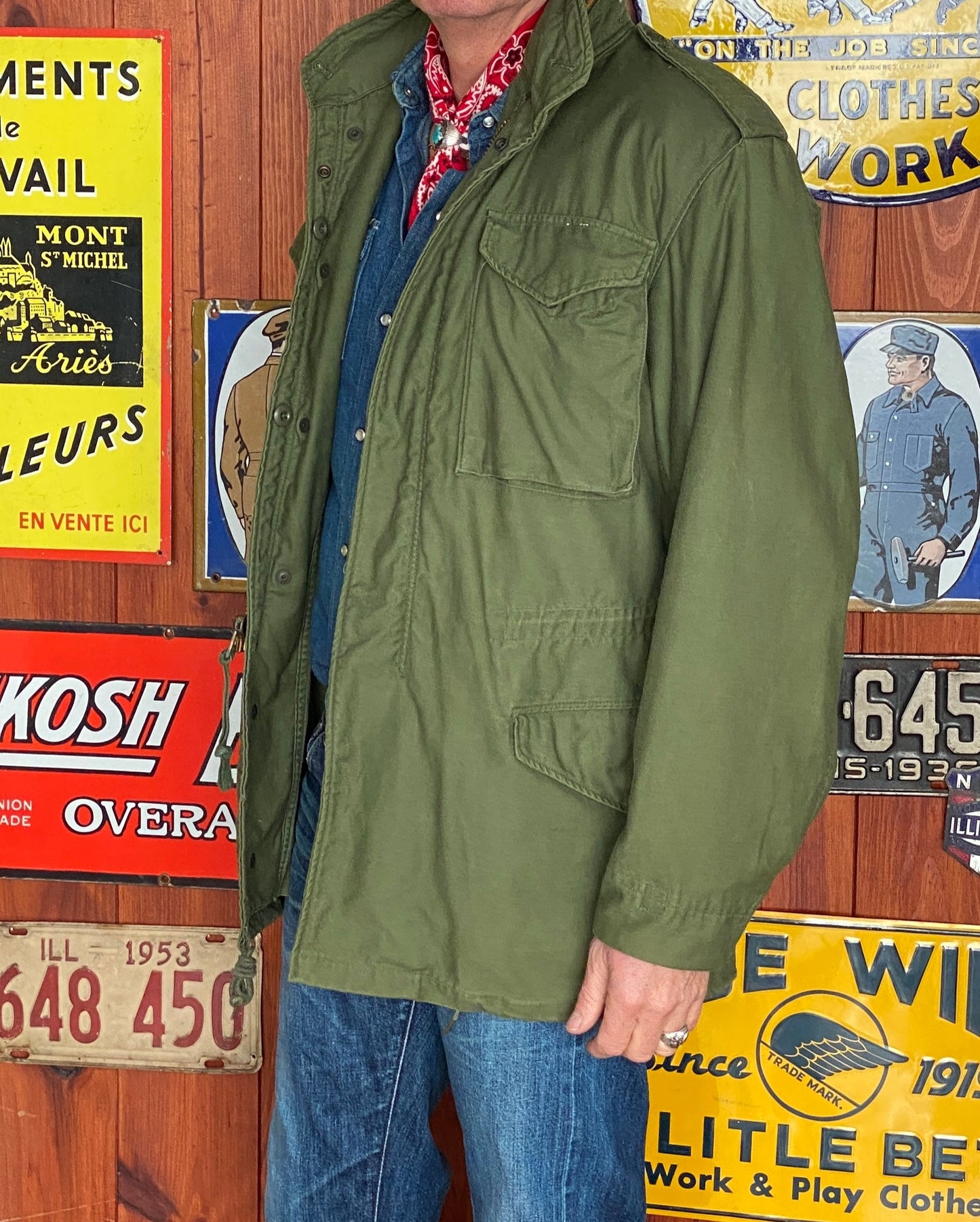 Small. Authentic 1972 Vietnam war era Vintage US Army M-65 OG-107 jacket. Military