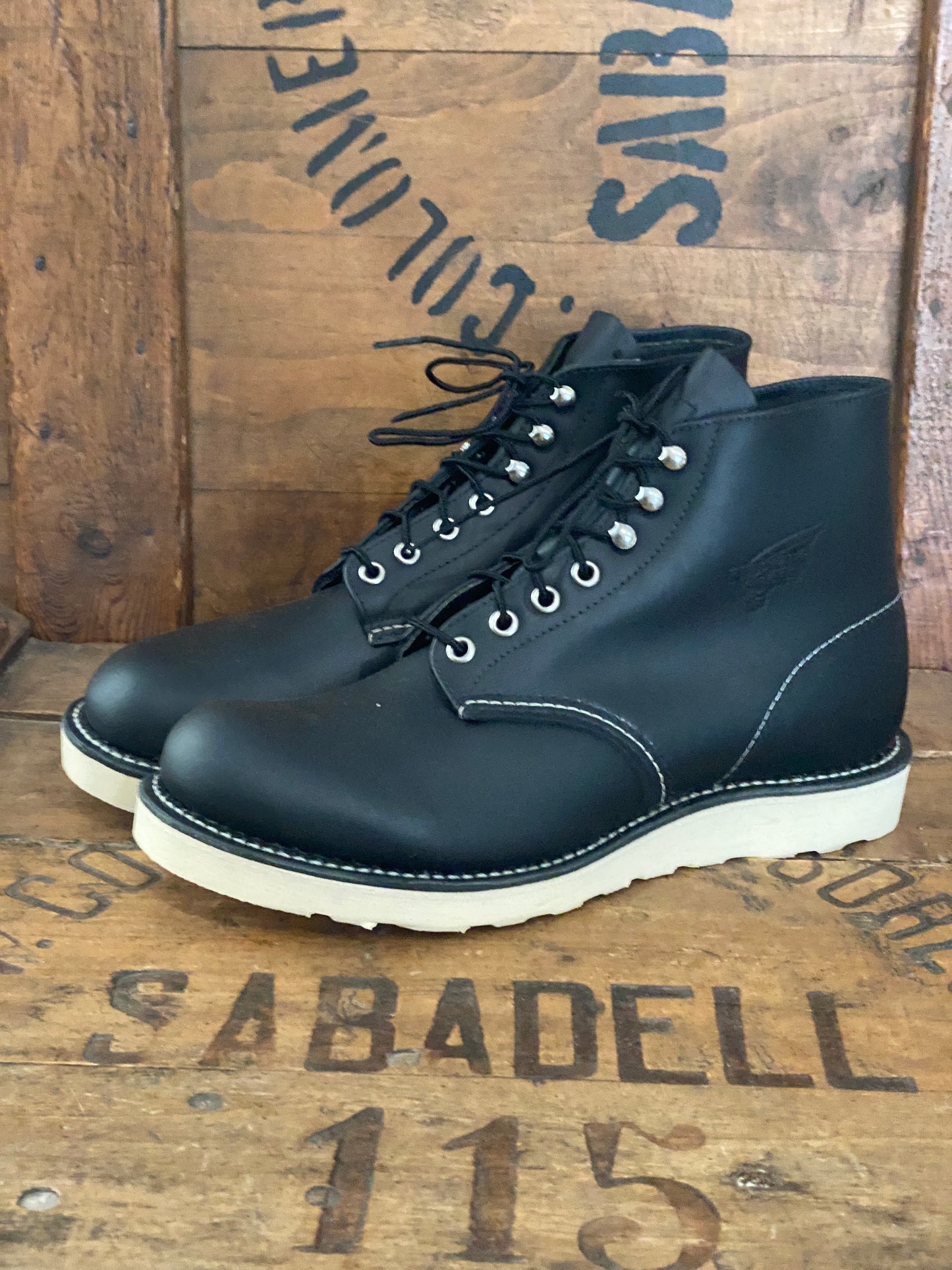 Size 8.5D (41.5 EU) R W 8165 6-Inch Classic Round Toe Black Leather Work Boots