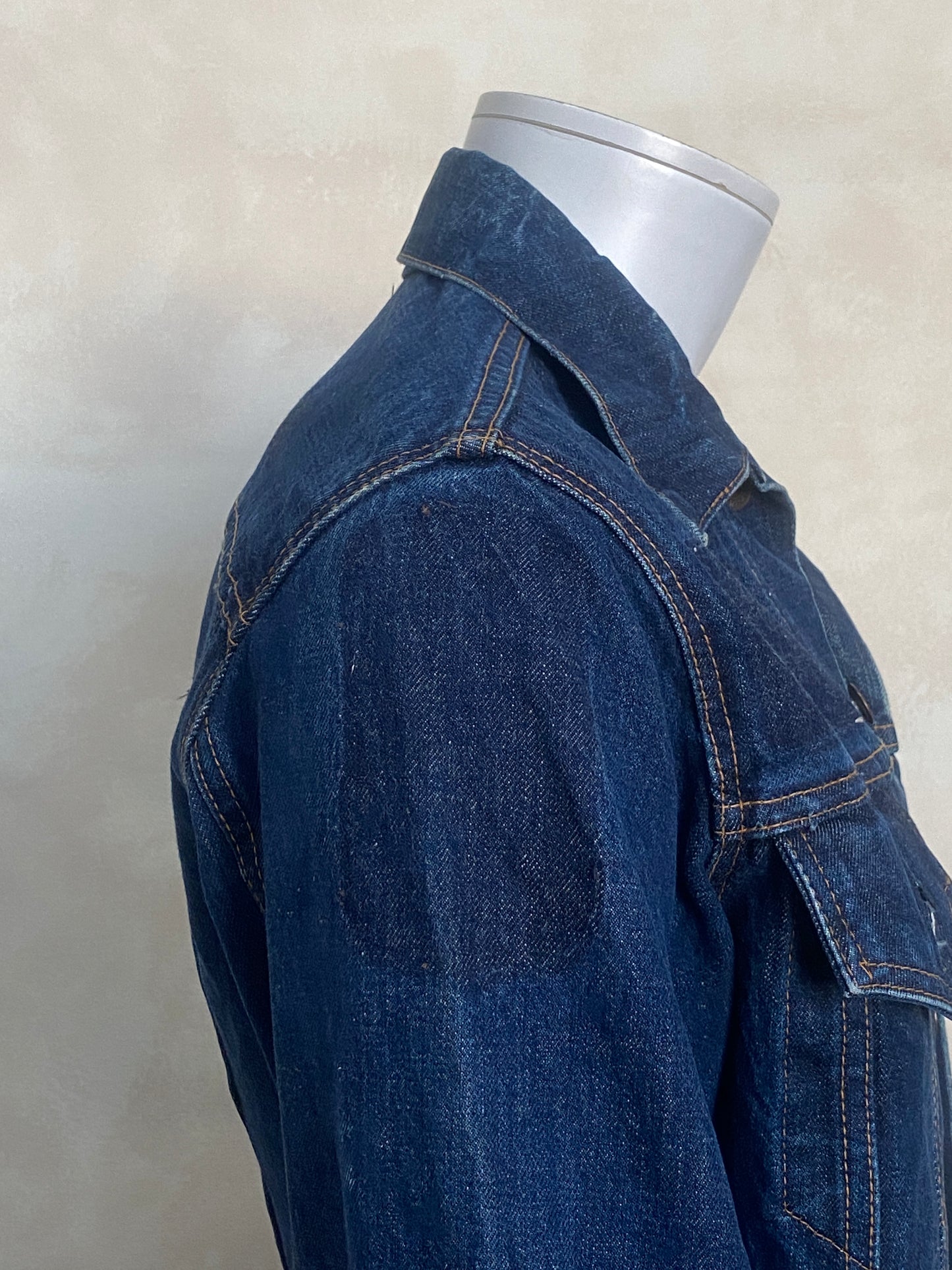 Size 42 US. Vintage 60s LEVIS Big E trucker Jacket Made in USA.