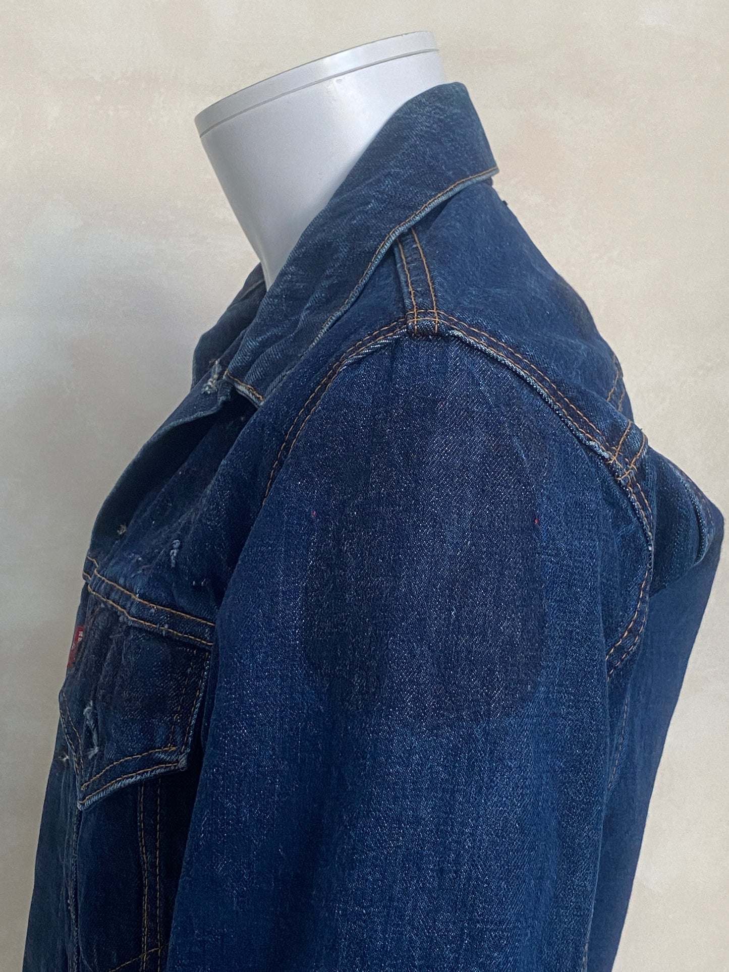 Size 42 US. Vintage 60s LEVIS Big E trucker Jacket Made in USA.