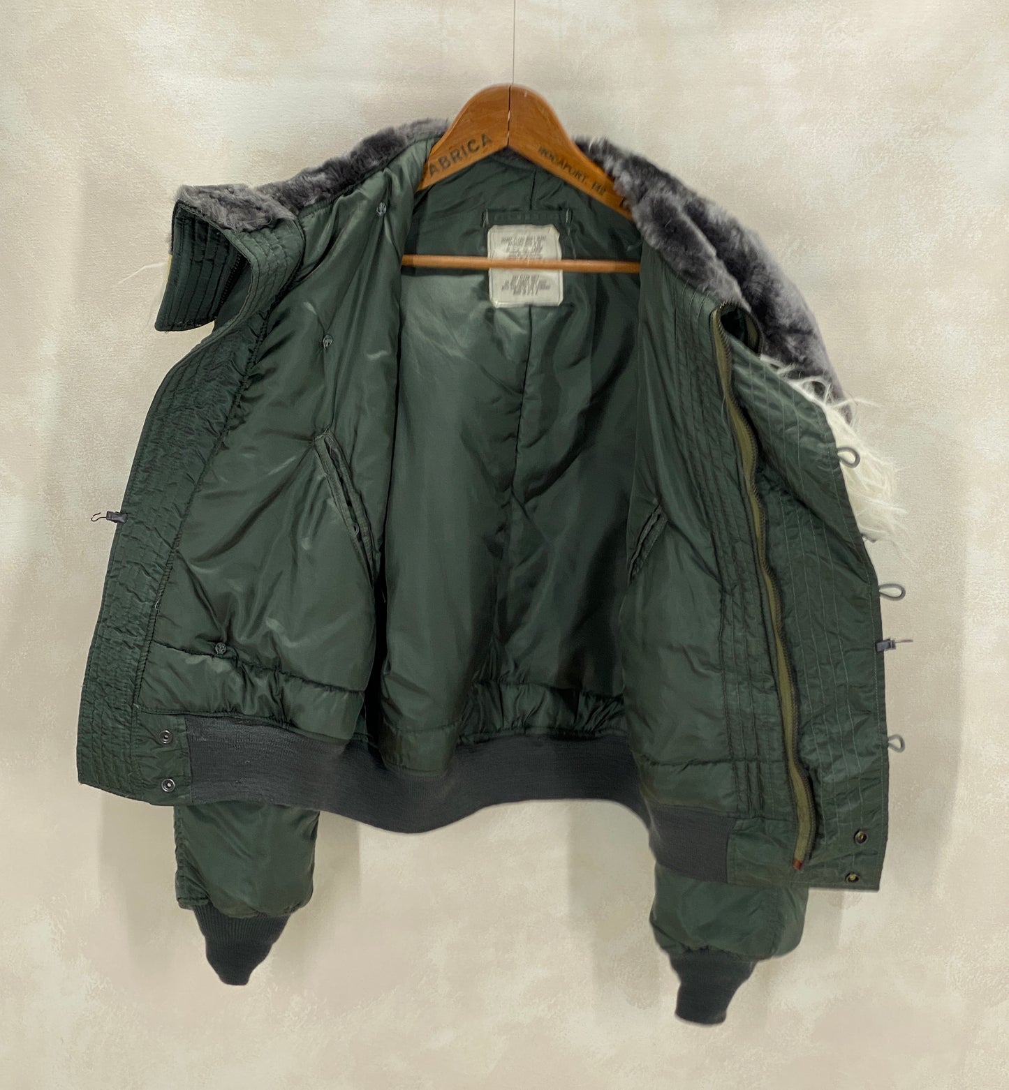 Size Large. Vintage Alpha Industries N-2B Parka – Military Issued MIL-J-6278F – Made in USA