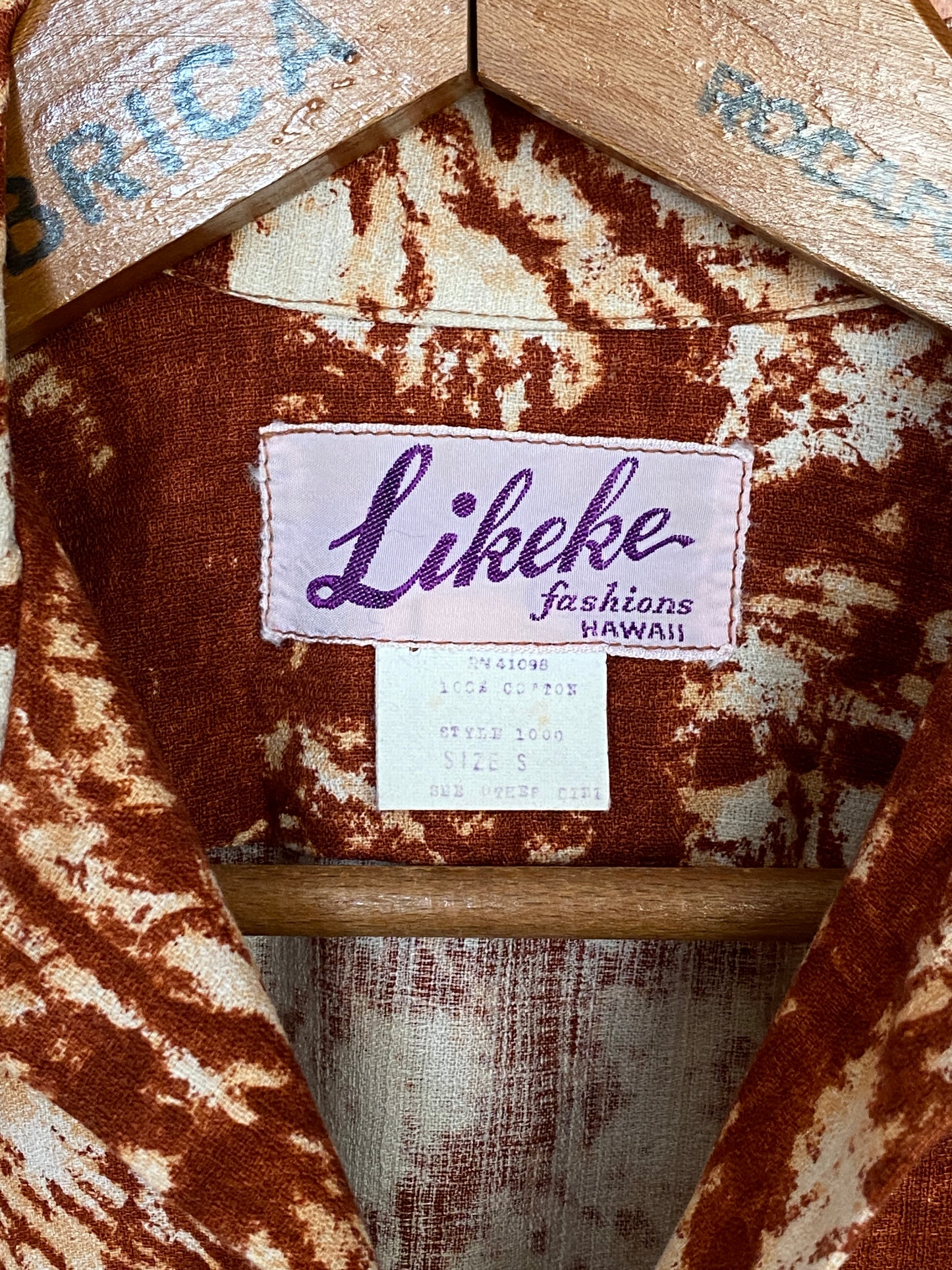 Small. Vintage 70s Hawaiian Barkcloth cotton shirt
