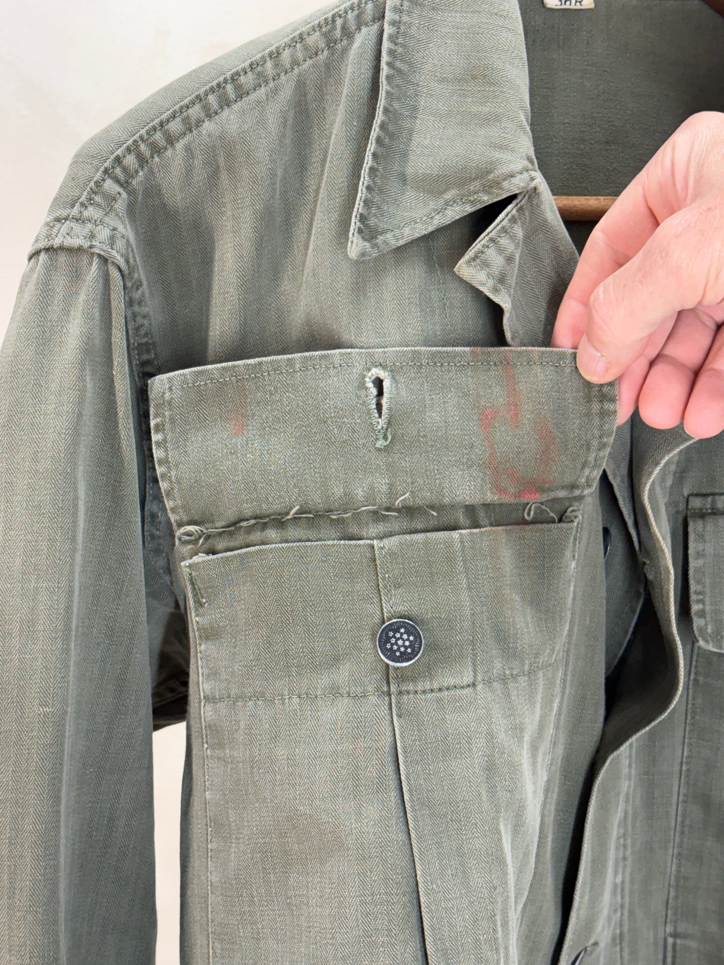 36 Reg. (Medium) Authentic 1950s US Army HBT Utility Shirt – Korean War Era – Type II – 13 Star Buttons