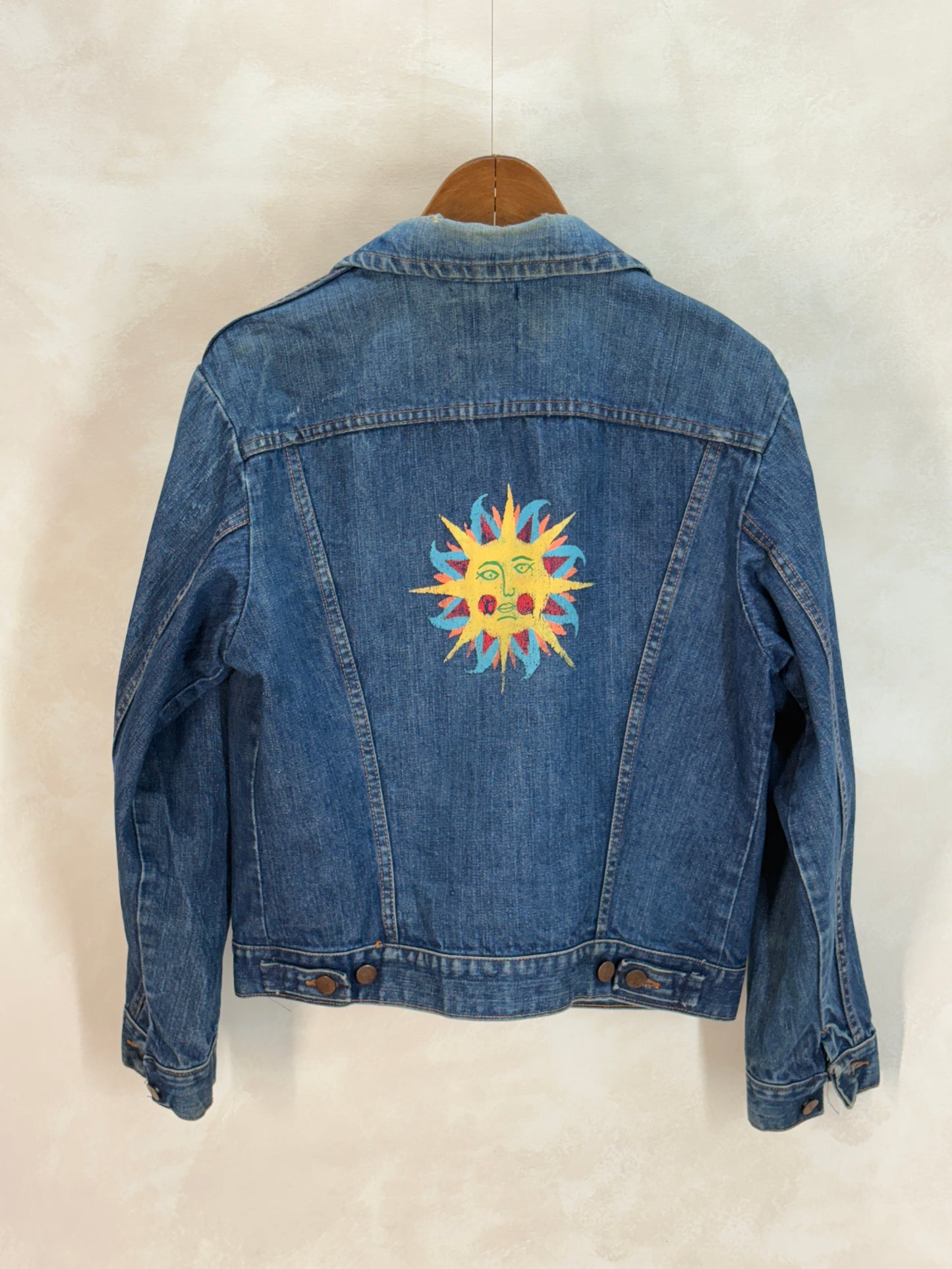 Size 38US / 48EU. Original 70s Wrangler denim jacket with painted back – Made in the USA