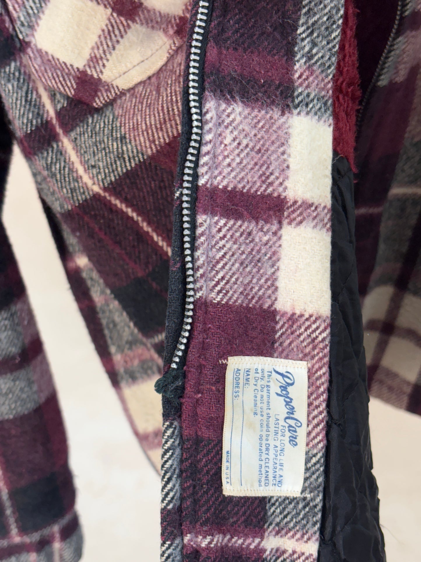 Size Large. 4 pockets 70s Plaid coat Made in USA ( broken zipper)