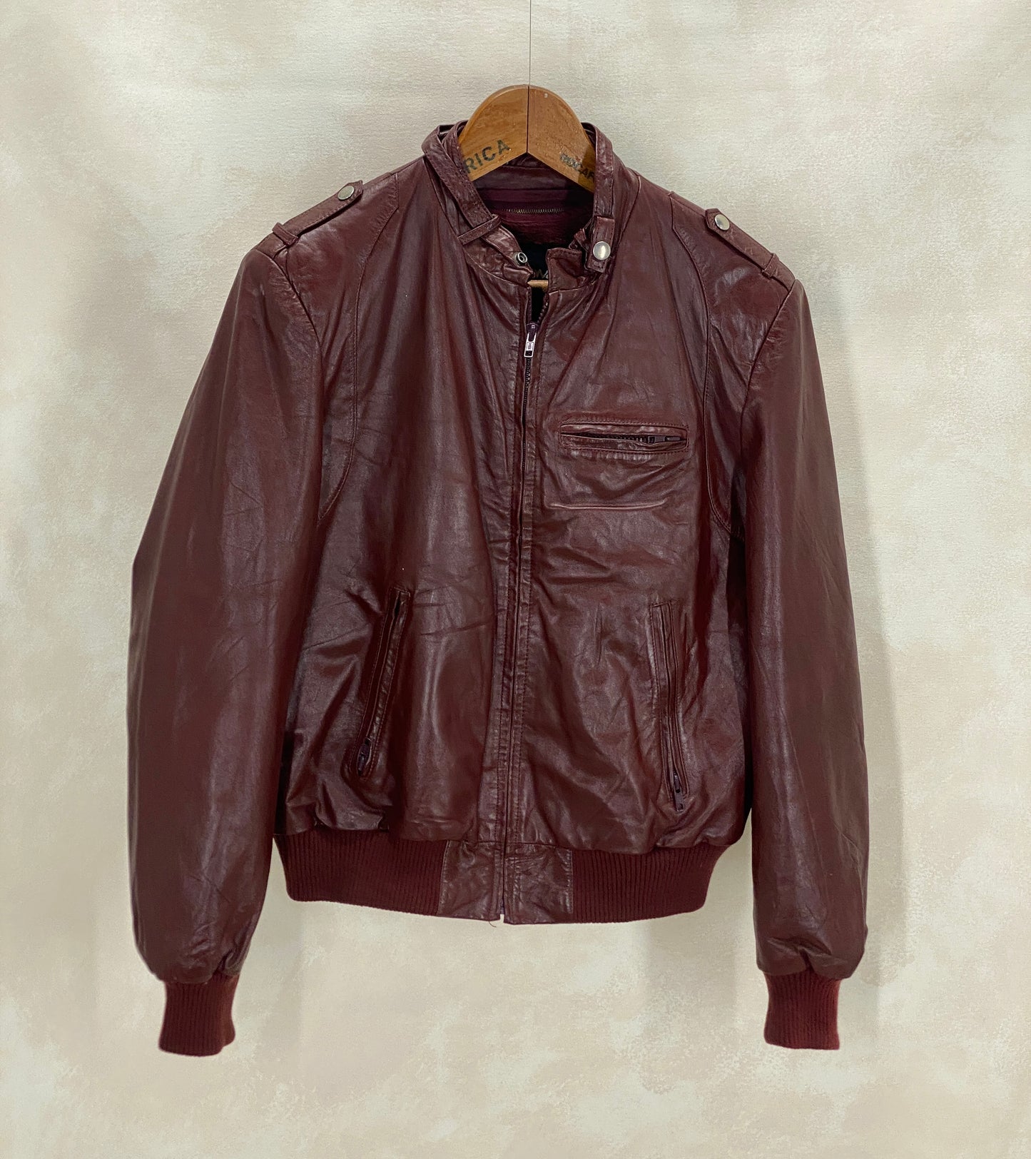 Size 42US / 52EU. Vintage leather jacket by Wilson