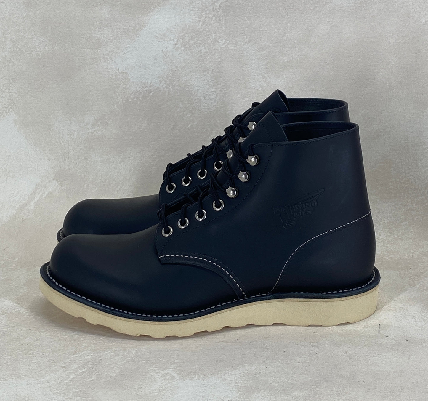 Red Wing Size 7D (39 EU) 8165 is a classic 6-inch round-toe boot Black Factory Second