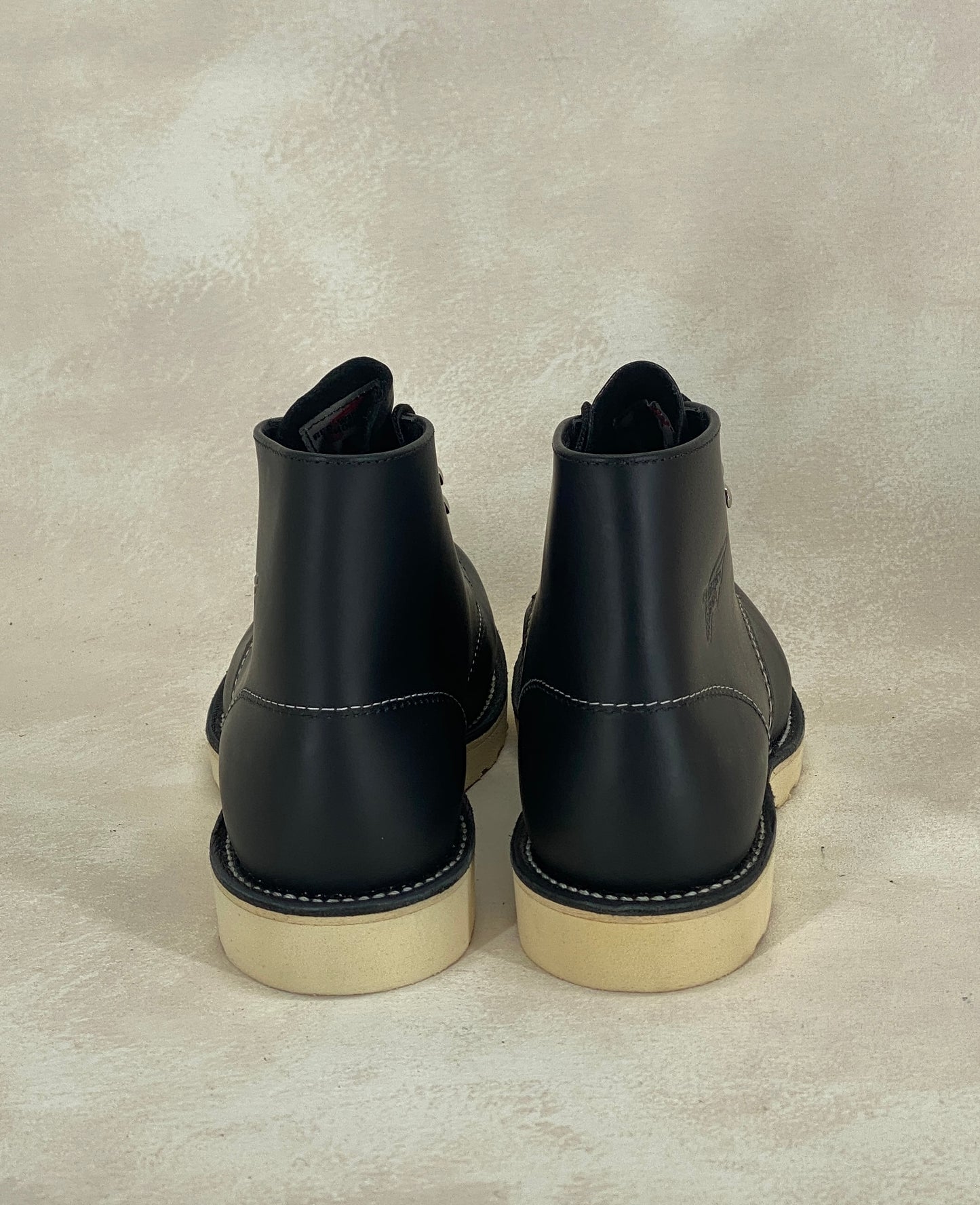 Red Wing Size 7D (39 EU) 8165 is a classic 6-inch round-toe boot Black Factory Second