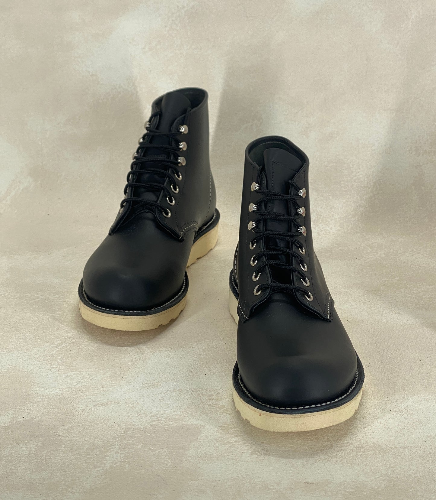 Red Wing Size 7D (39 EU) 8165 is a classic 6-inch round-toe boot Black Factory Second