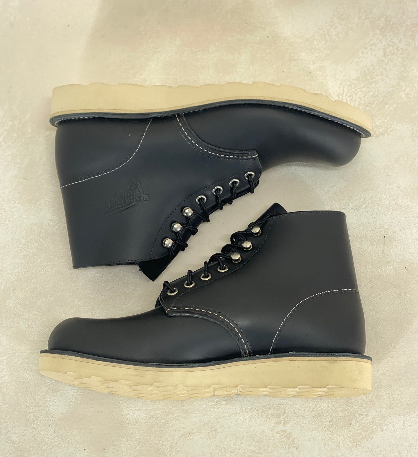 Red Wing Size 7D (39 EU) 8165 is a classic 6-inch round-toe boot Black Factory Second