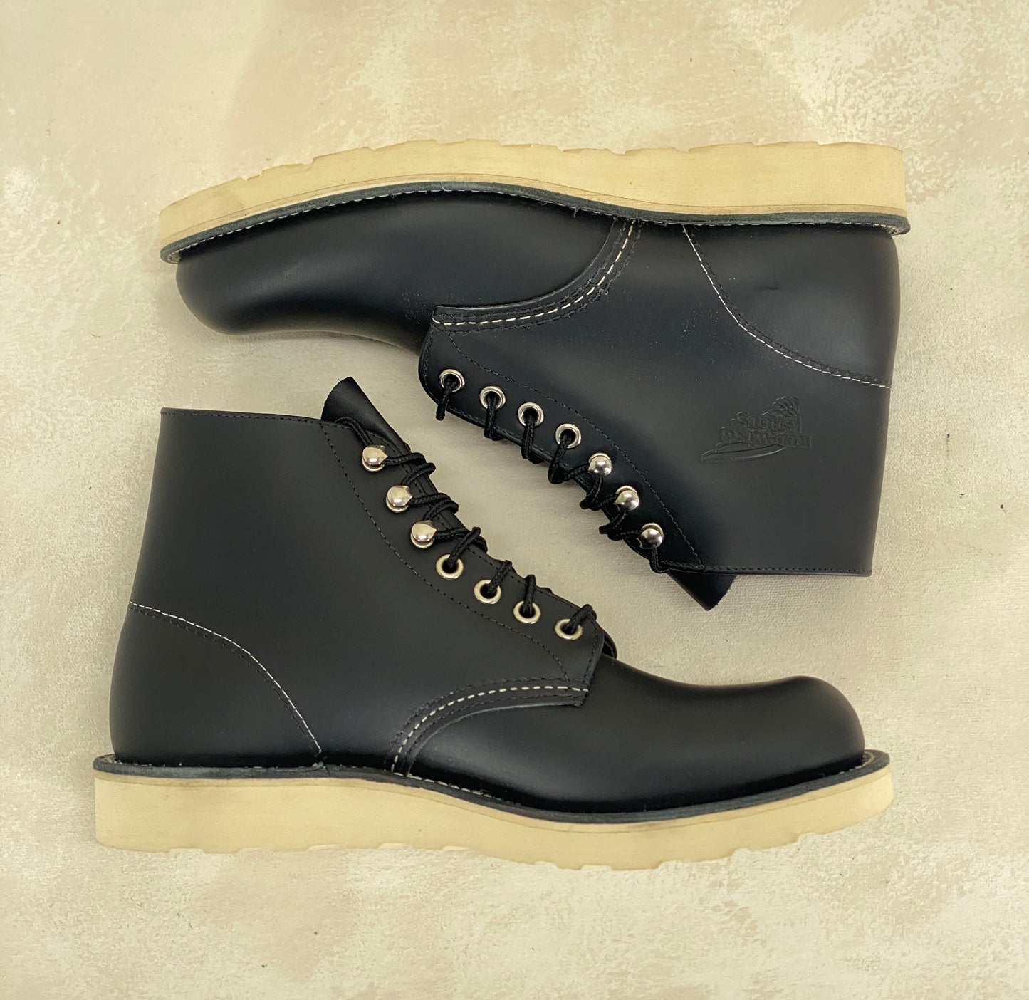 Red Wing Size 7D (39 EU) 8165 is a classic 6-inch round-toe boot Black Factory Second