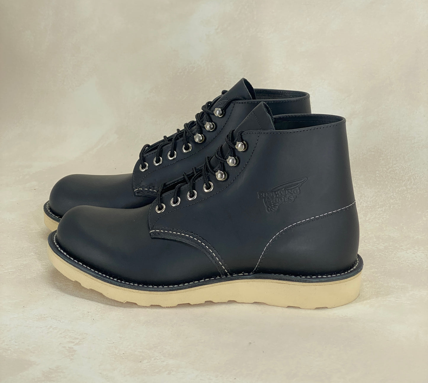 Red Wing Size 7D (39 EU) 8165 is a classic 6-inch round-toe boot Black Factory Second