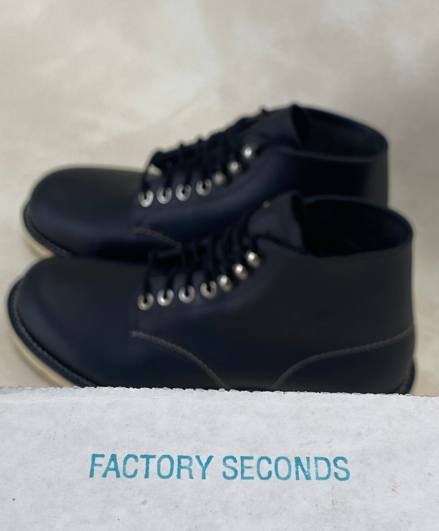 Red Wing Size 7D (39 EU) 8165 is a classic 6-inch round-toe boot Black Factory Second
