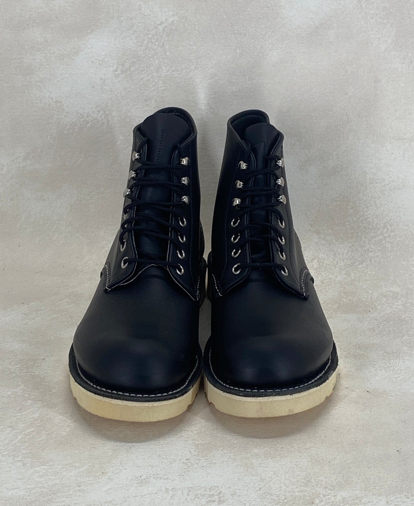 Red Wing Size 8 D (41 EU) 8165 is a classic 6-inch round-toe boot Black. Factory Second