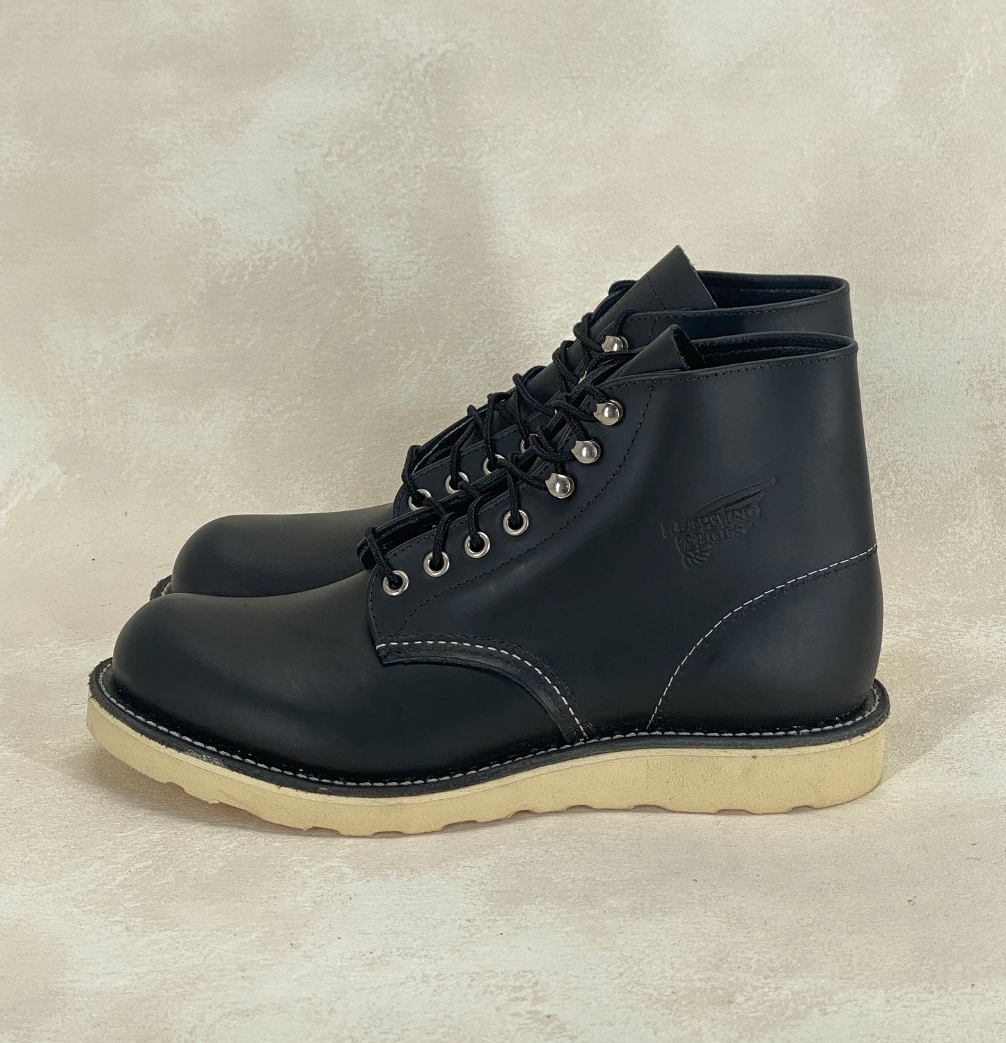 Red Wing Size 8 D (41 EU) 8165 is a classic 6-inch round-toe boot Black. Factory Second