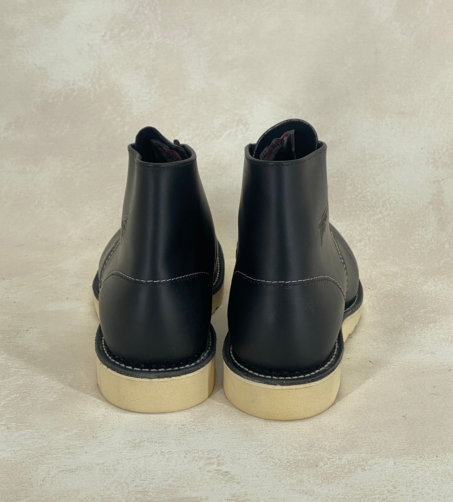 Red Wing Size 8 D (41 EU) 8165 is a classic 6-inch round-toe boot Black. Factory Second