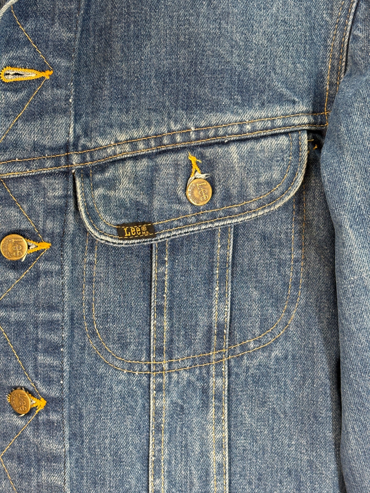 Size 42-44US / 52-54EU. Authentic 1970s Lee Denim Jacket – Made in USA – Two Chest Pockets