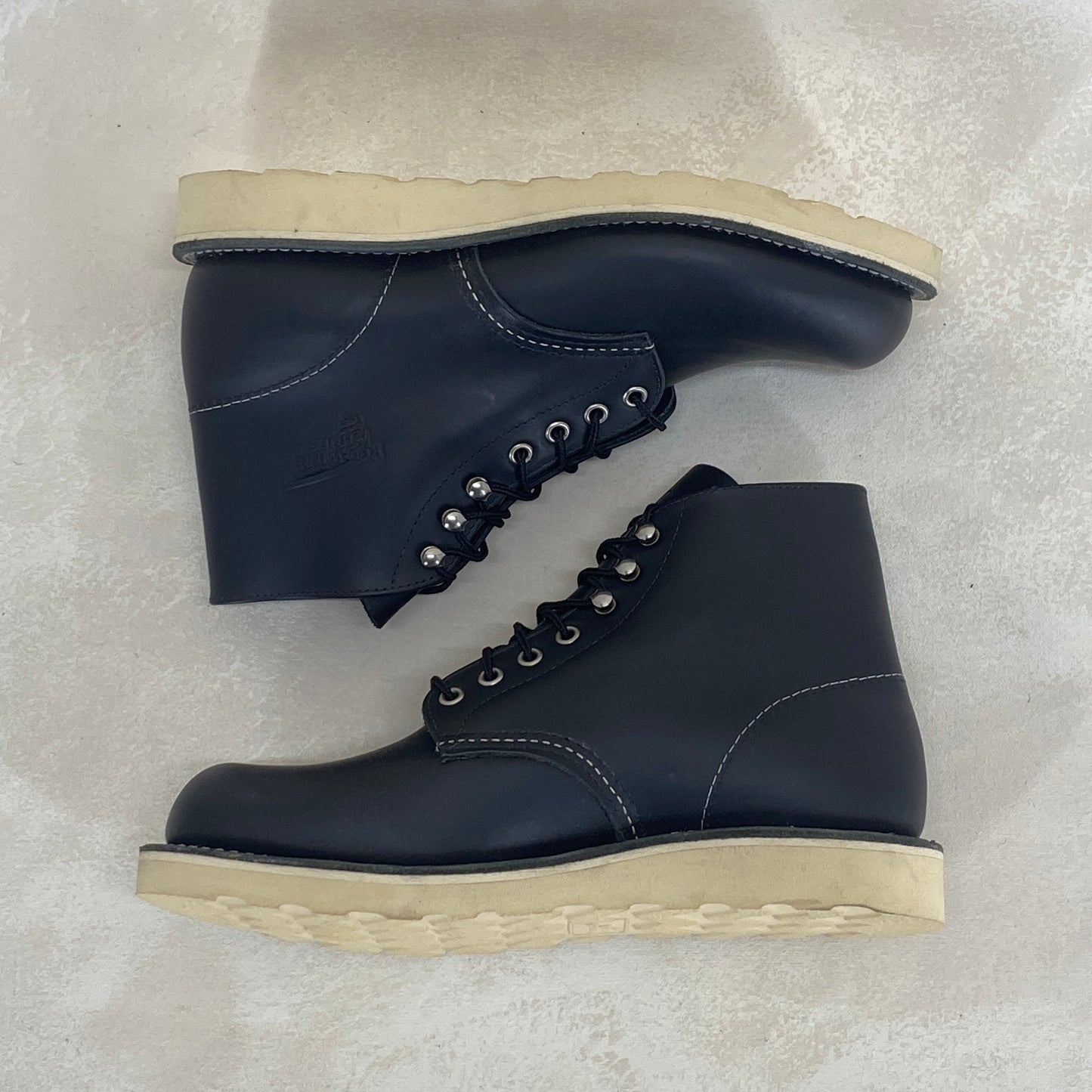 Red Wing Size 8 D (41 EU) 8165 is a classic 6-inch round-toe boot Black. Factory Second