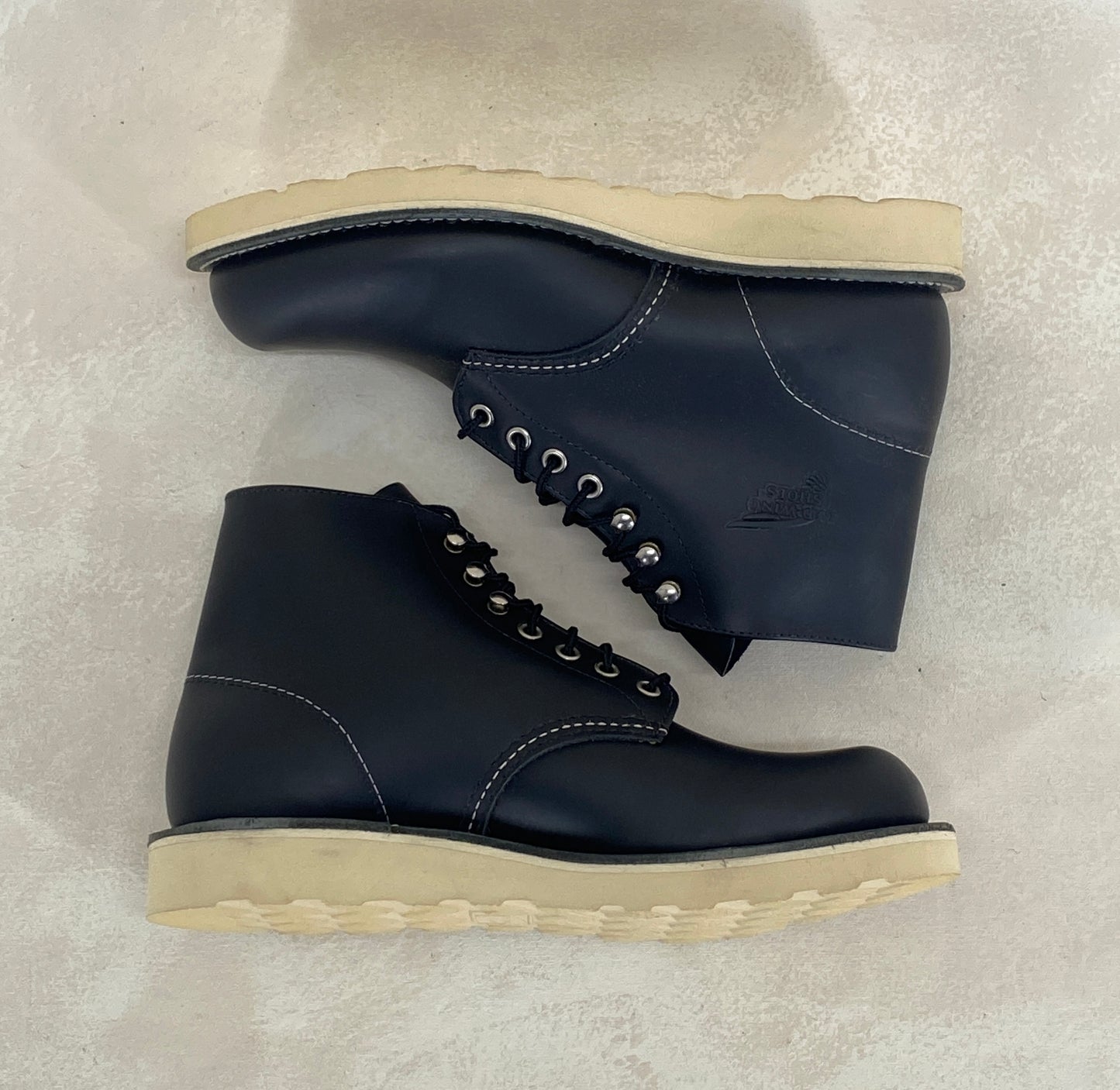 Red Wing Size 8 D (41 EU) 8165 is a classic 6-inch round-toe boot Black. Factory Second