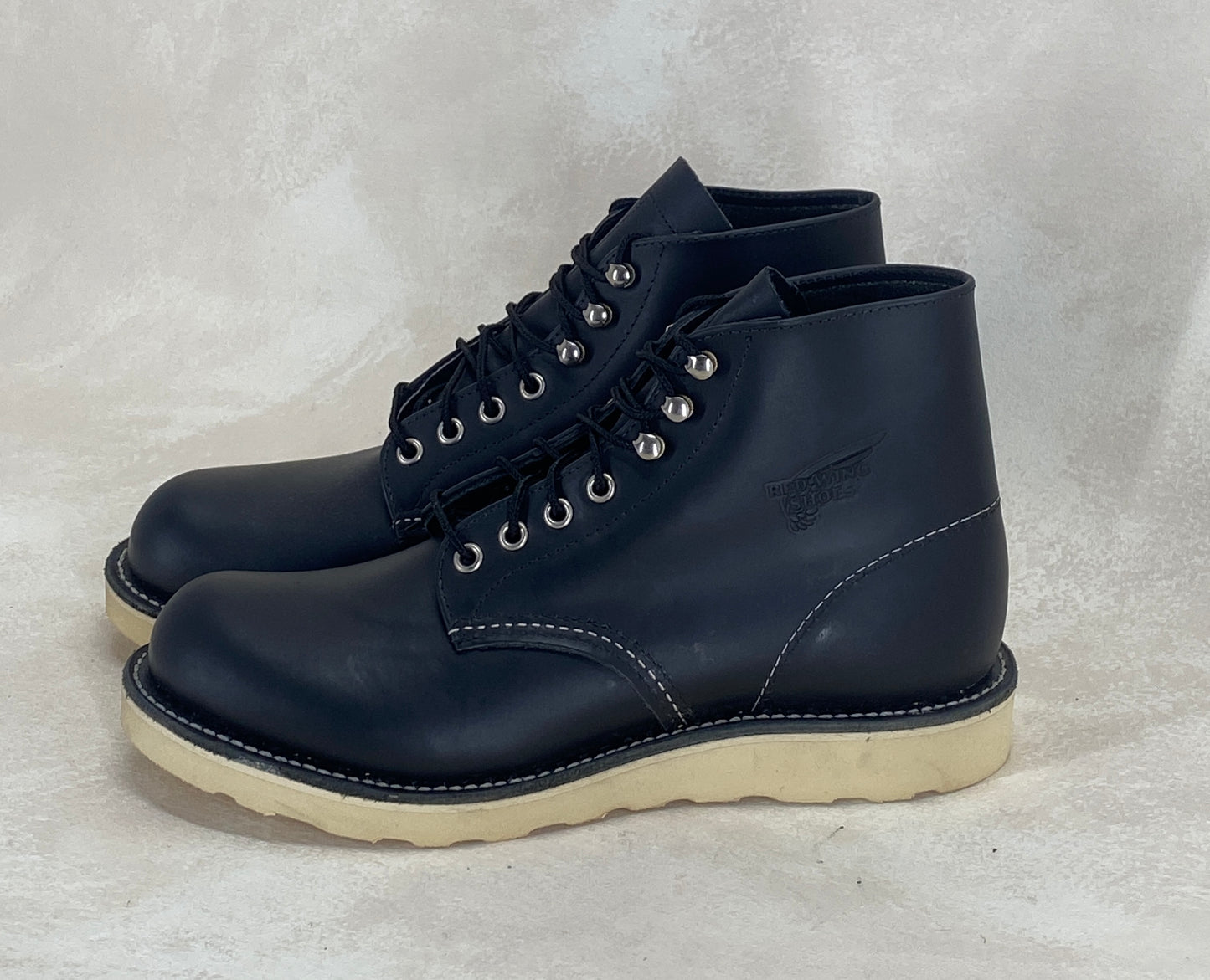 Red Wing Size 8 D (41 EU) 8165 is a classic 6-inch round-toe boot Black. Factory Second