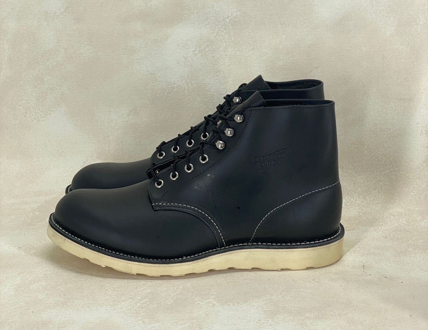 Red Wing Size 11.5 E (45 EU) 8165 is a classic 6-inch round-toe boot Black Factory Second