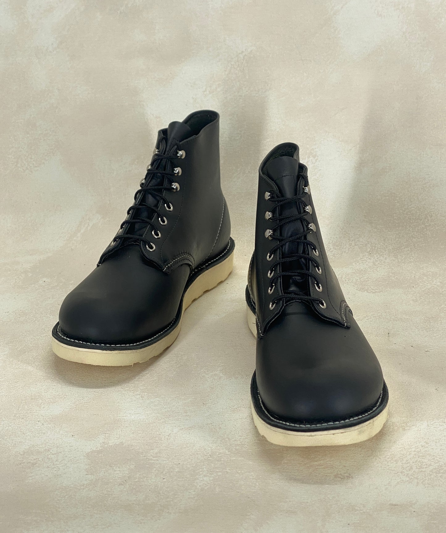 Red Wing Size 11.5 E (45 EU) 8165 is a classic 6-inch round-toe boot Black Factory Second