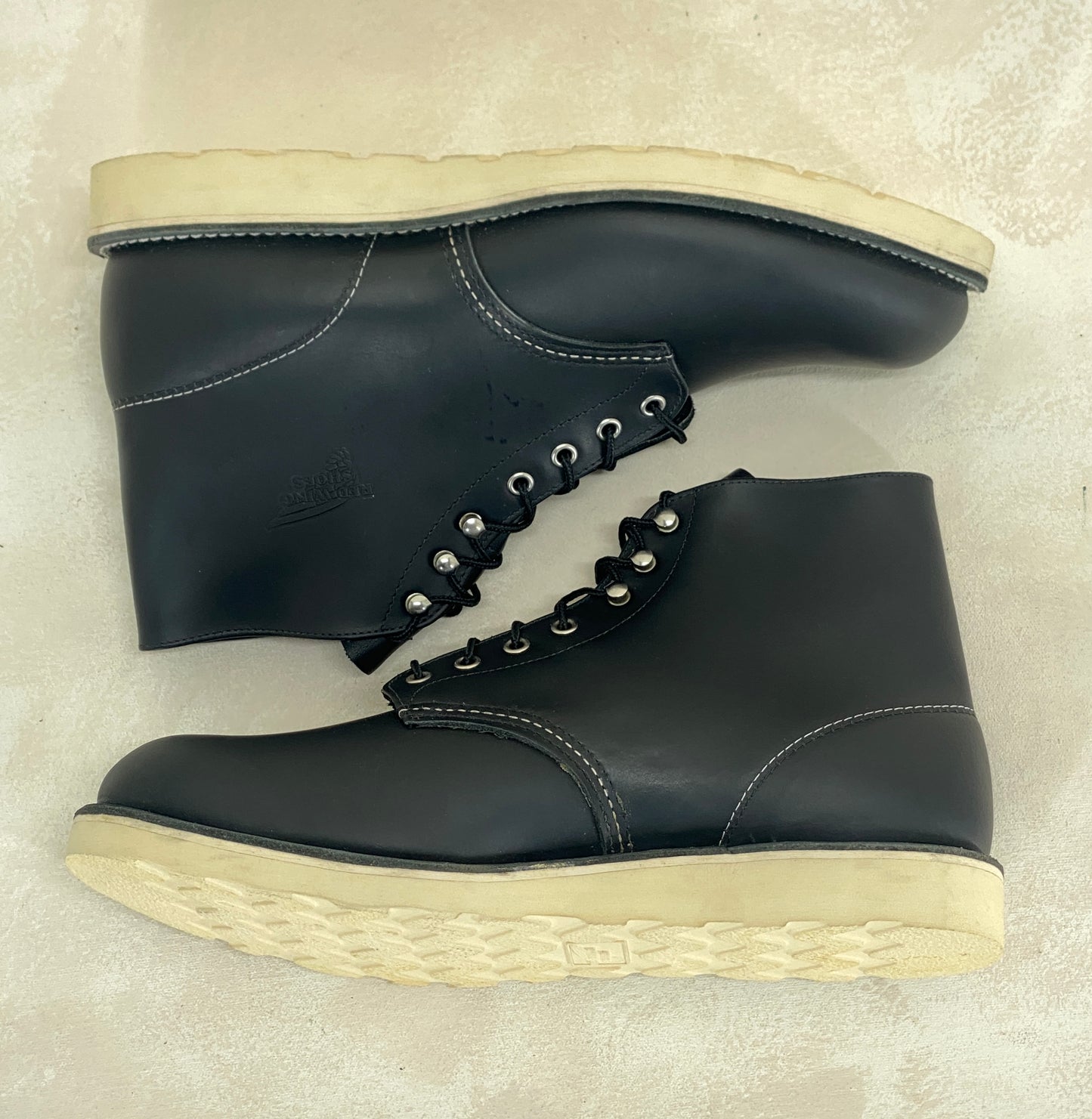 Red Wing Size 11.5 E (45 EU) 8165 is a classic 6-inch round-toe boot Black Factory Second