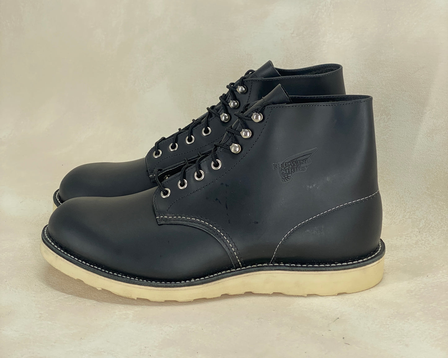 Red Wing Size 11.5 E (45 EU) 8165 is a classic 6-inch round-toe boot Black Factory Second