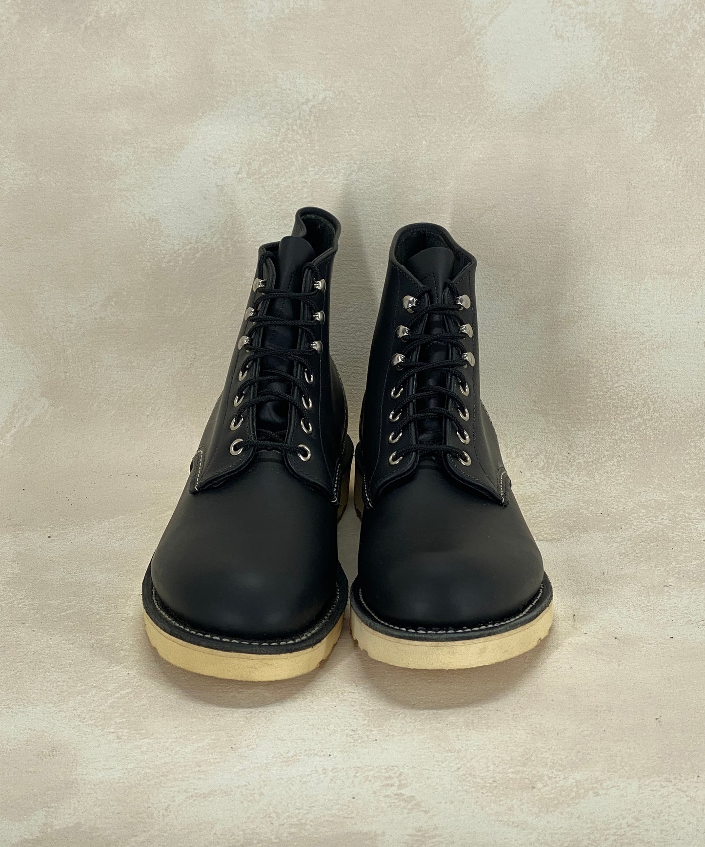 Red Wing Size 9.5 D (42.5 EU) 8165 is a classic 6-inch round-toe boot Black Factory Second