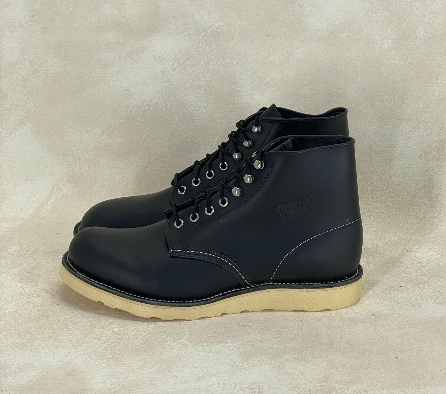 Red Wing Size 9.5 D (42.5 EU) 8165 is a classic 6-inch round-toe boot Black Factory Second