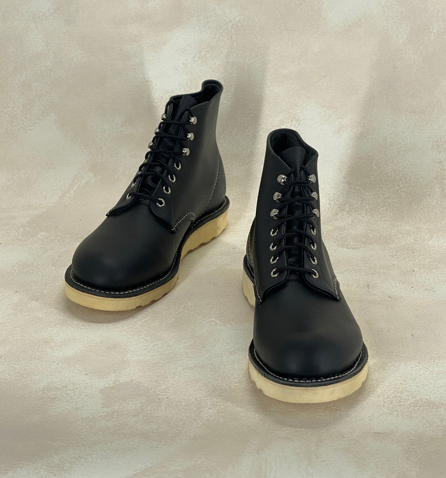 Red Wing Size 9.5 D (42.5 EU) 8165 is a classic 6-inch round-toe boot Black Factory Second
